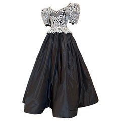 Abito da ballo in seta nera di Fabrice Couture degli anni '80 con corpetto bianco di perline e paillettes barocche Abito da ballo in seta nera di Fabrice Couture degli anni '80 con corpetto bianco di perline e paillettes barocche
