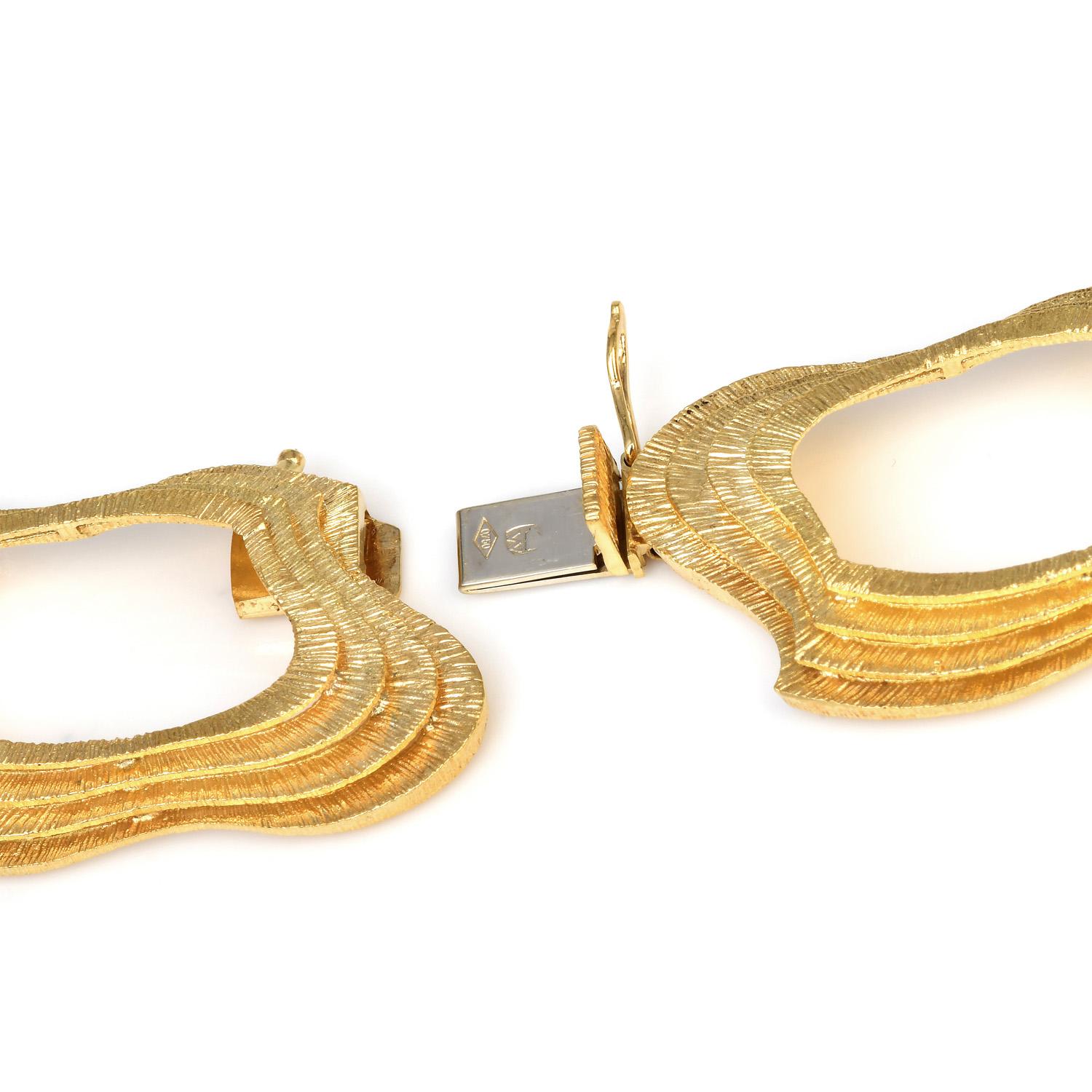 Modern 1980s Fancy Large Textured Link 18K Yellow Gold Choker Necklace For Sale