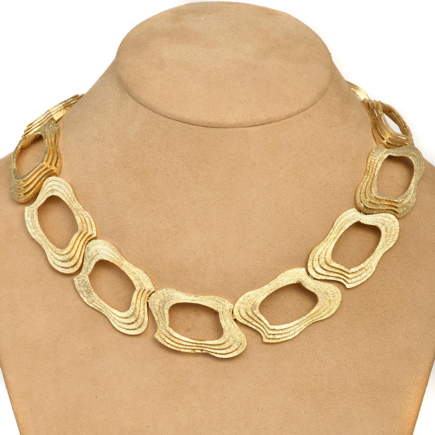 1980er Jahre Fancy Large Textured Link 18K Gelbgold Choker Halskette Damen im Angebot