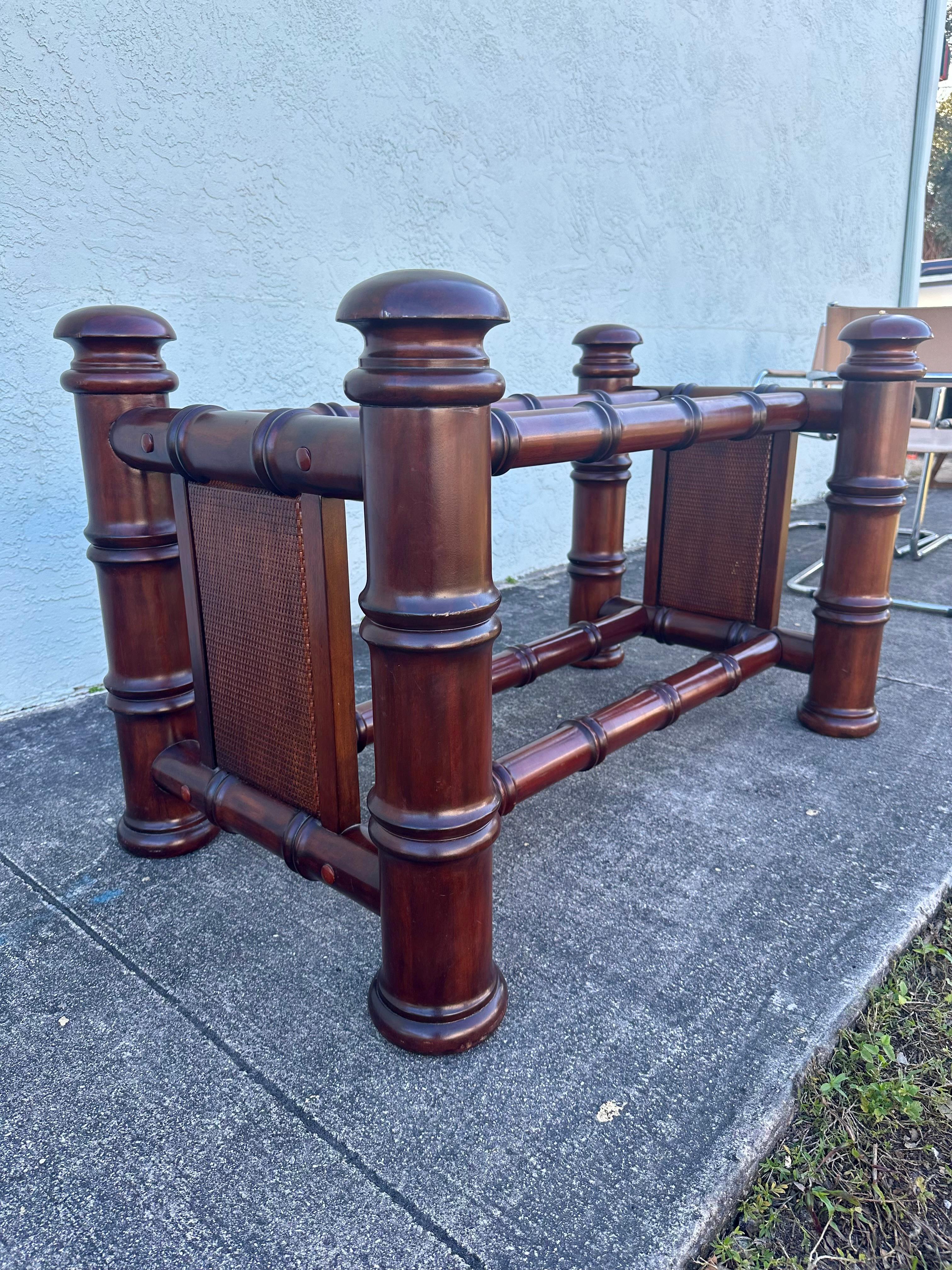 Mesa de comedor de bambú sintético y cristal de caña de los años 80 en venta 3