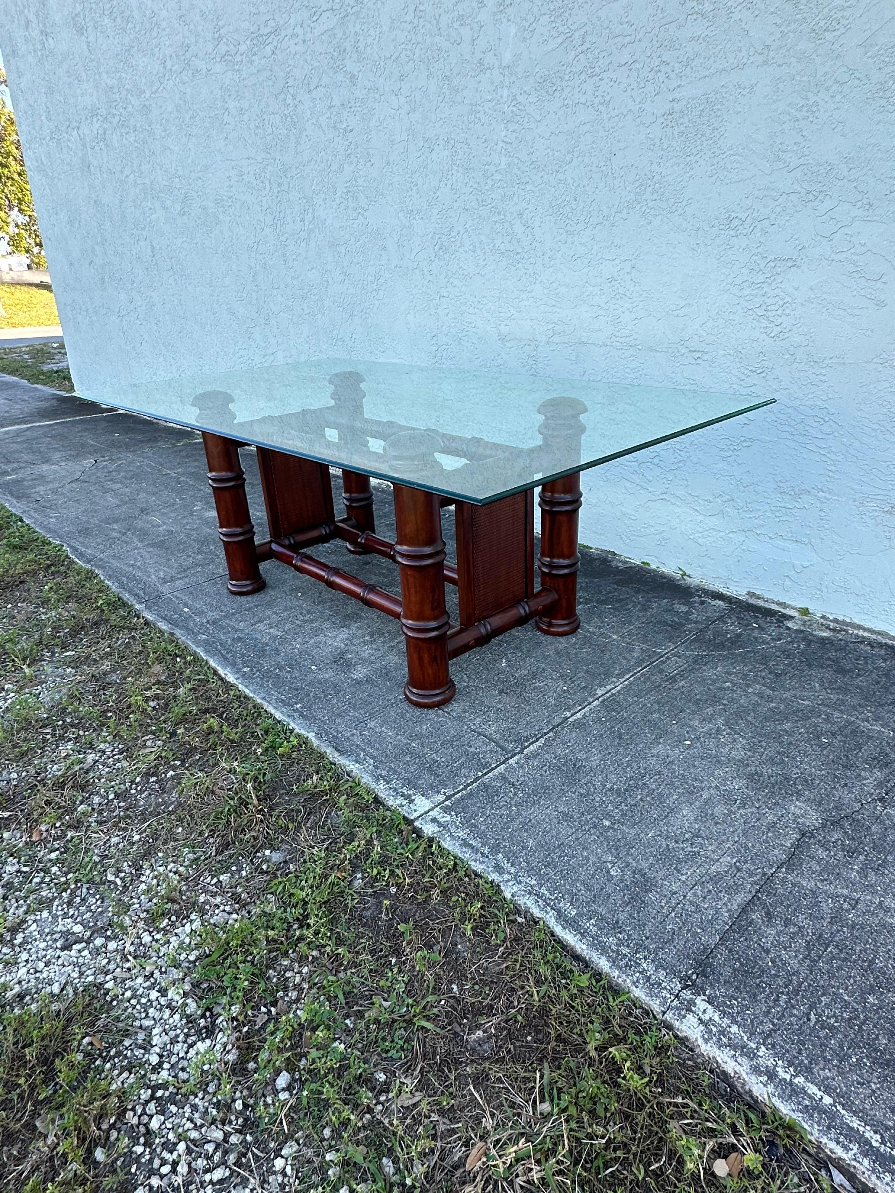 En esta ocasión te ofrecemos una de las mesas de comedor de bambú sintético con detalles laterales de caña más impresionantes que puedas esperar encontrar. El diseño es extraordinario en todas partes. ¡La hermosa mesa es una pieza única y llena de