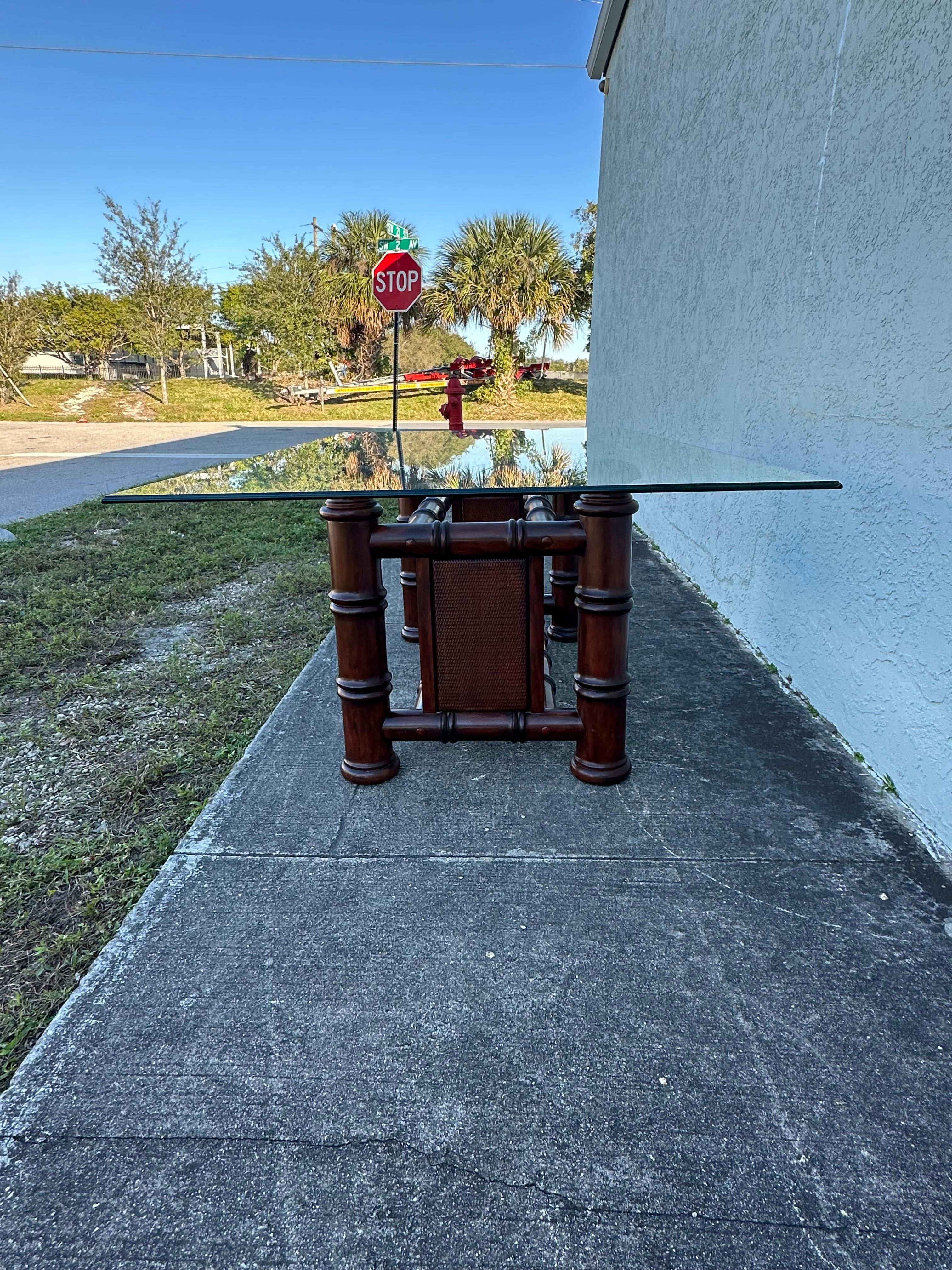 Mesa de comedor de bambú sintético y cristal de caña de los años 80 Filipino en venta