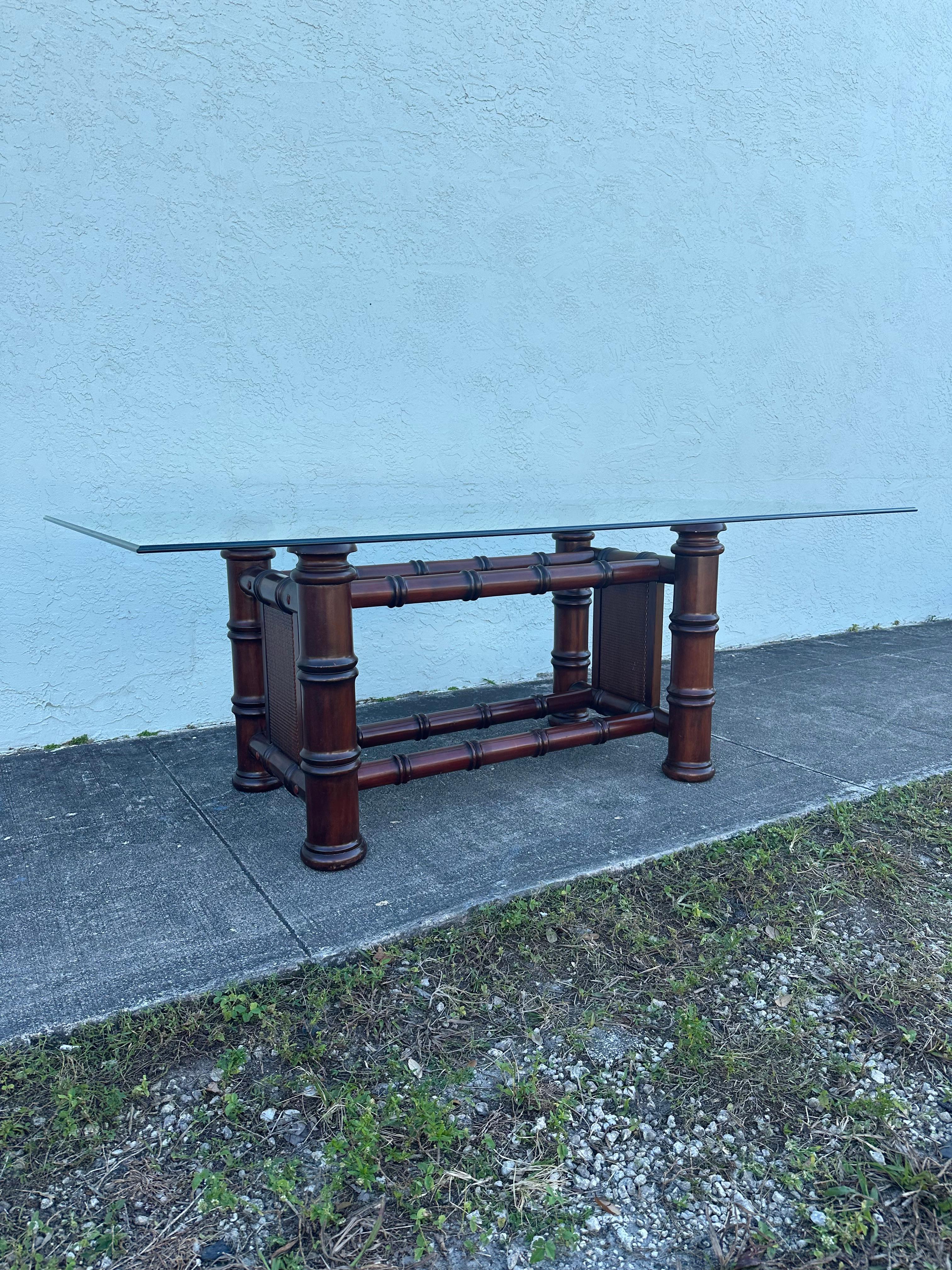 Mesa de comedor de bambú sintético y cristal de caña de los años 80 en Bueno estado para la venta en Fort Lauderdale, FL