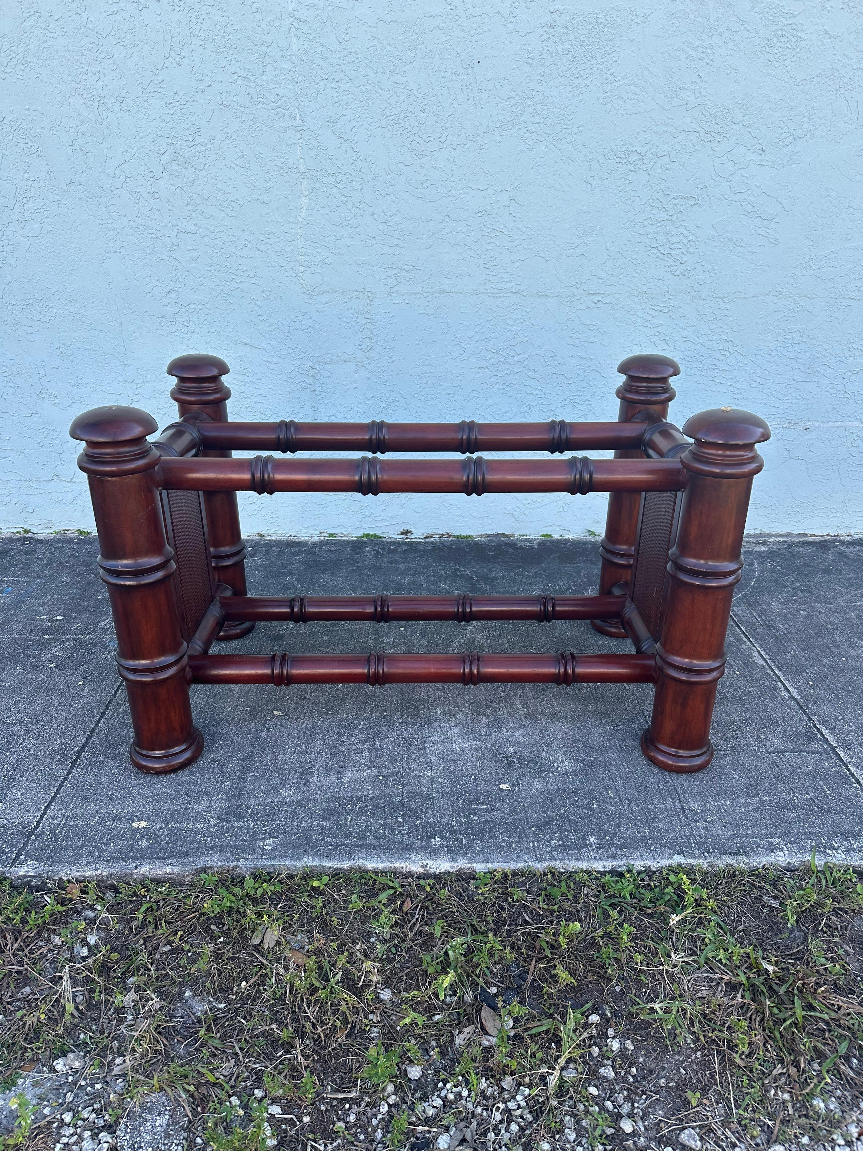 Mesa de comedor de bambú sintético y cristal de caña de los años 80 finales del siglo XX en venta