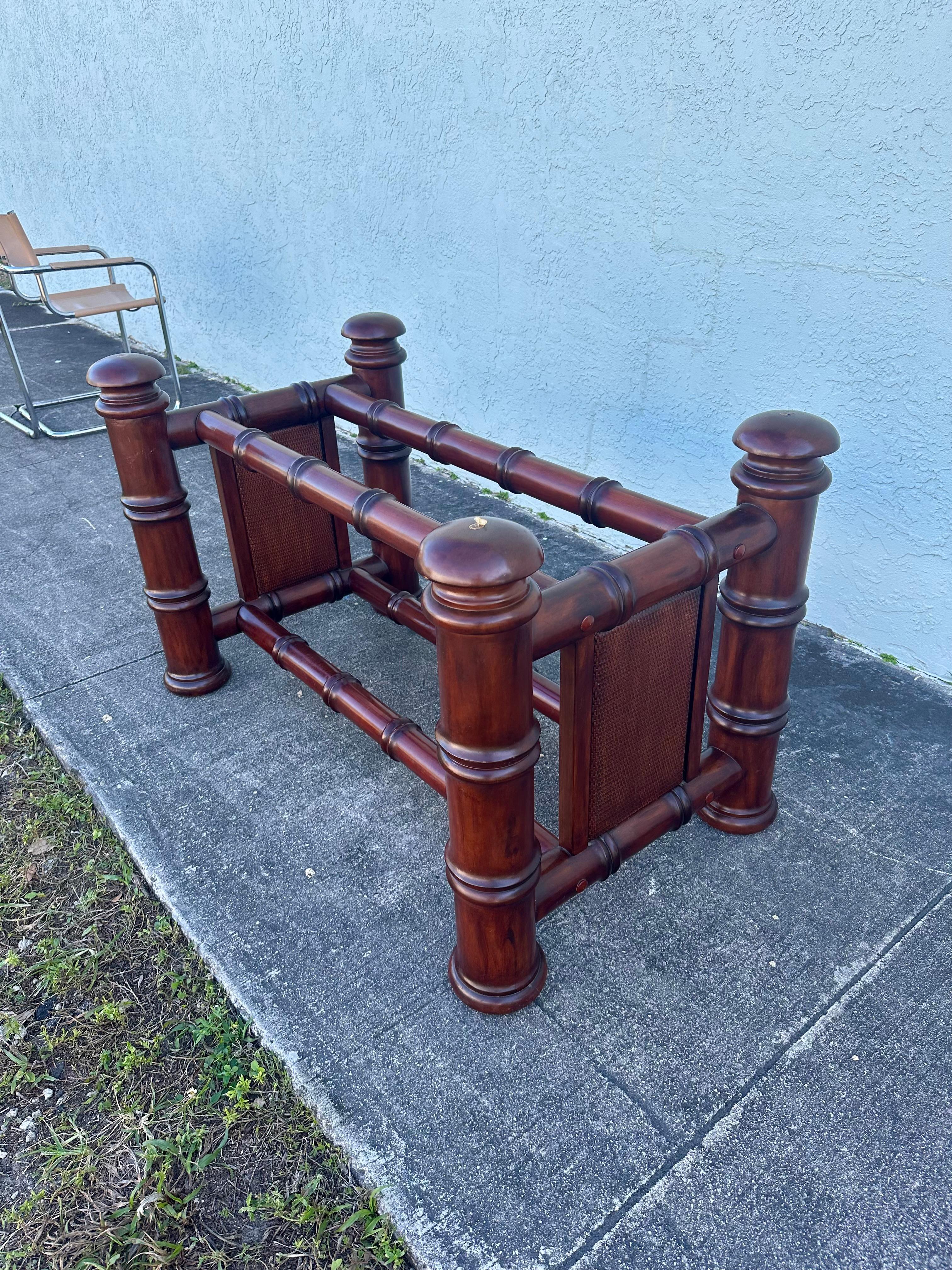 Mesa de comedor de bambú sintético y cristal de caña de los años 80 Vidrio en venta