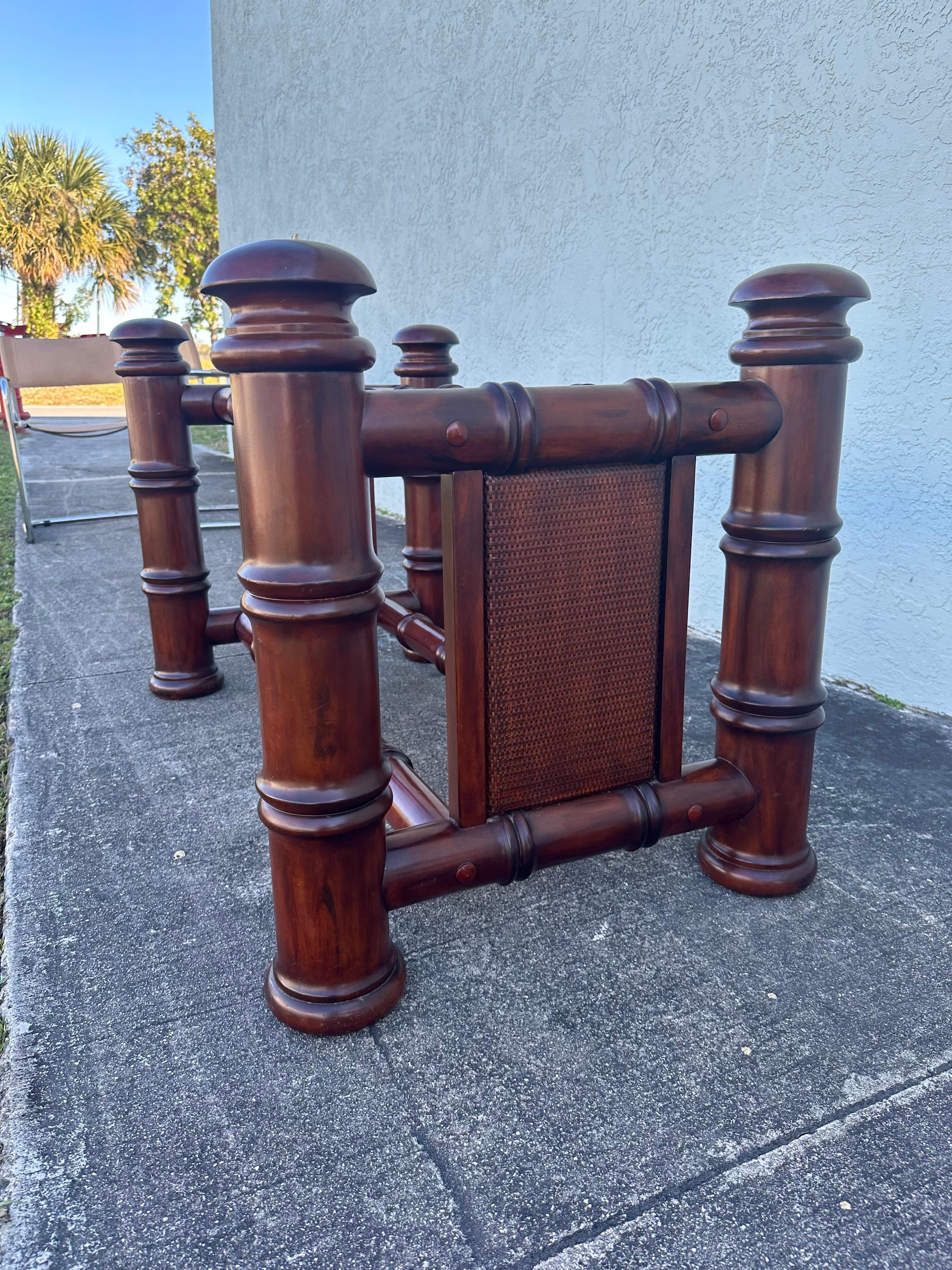 Mesa de comedor de bambú sintético y cristal de caña de los años 80 en venta 1