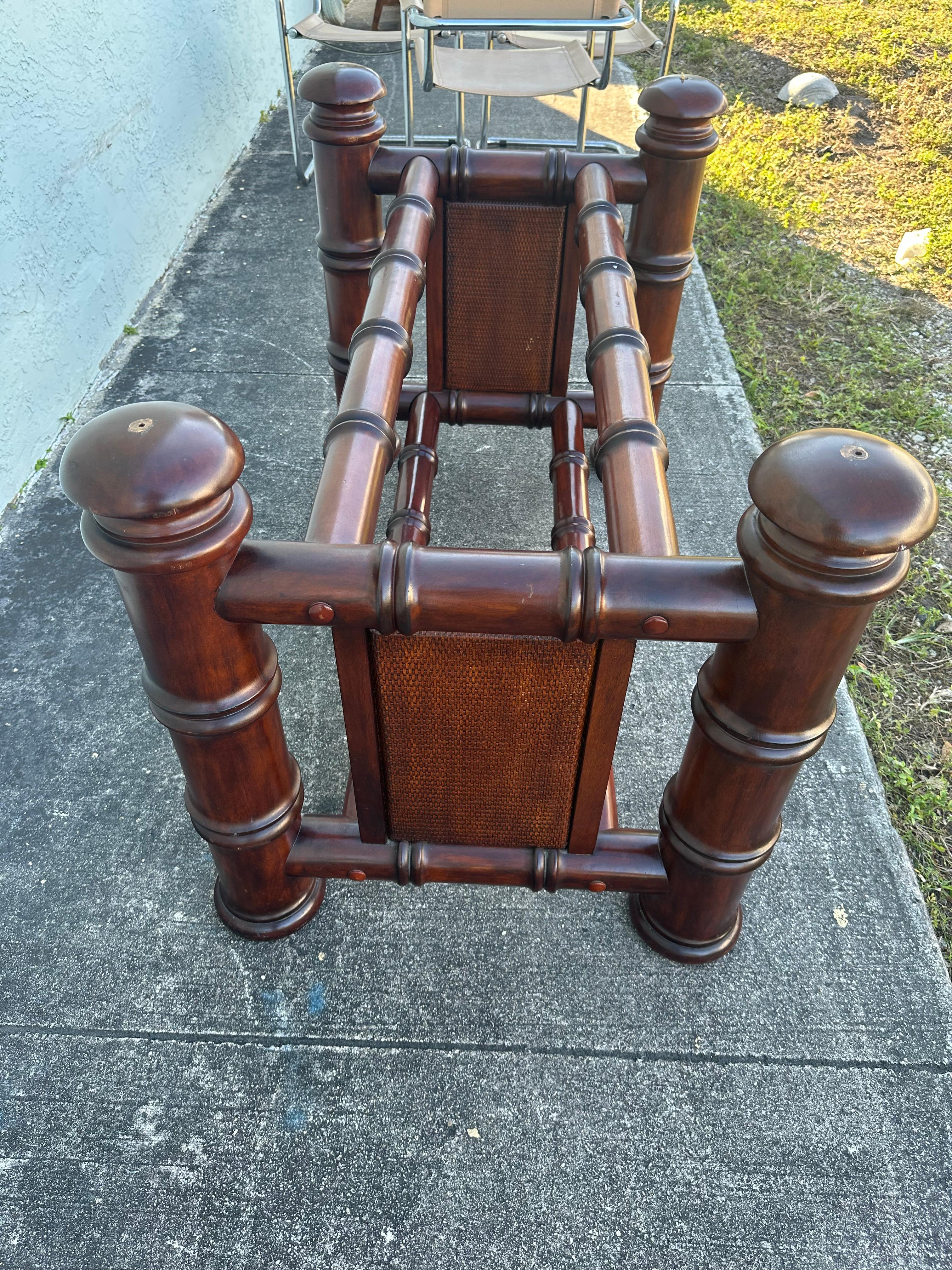 Mesa de comedor de bambú sintético y cristal de caña de los años 80 en venta 2