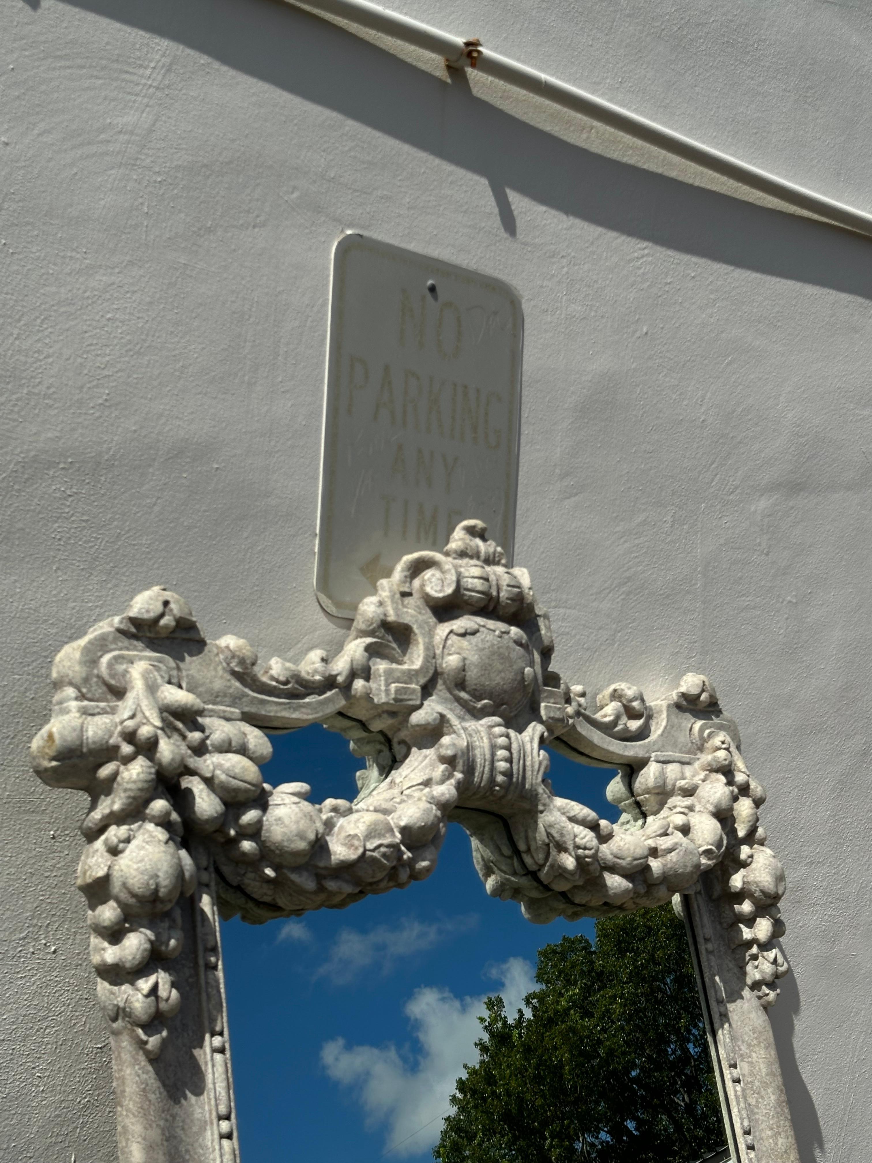Espejo de pared con espuma floral de imitación piedra de los años 80 Vidrio en venta
