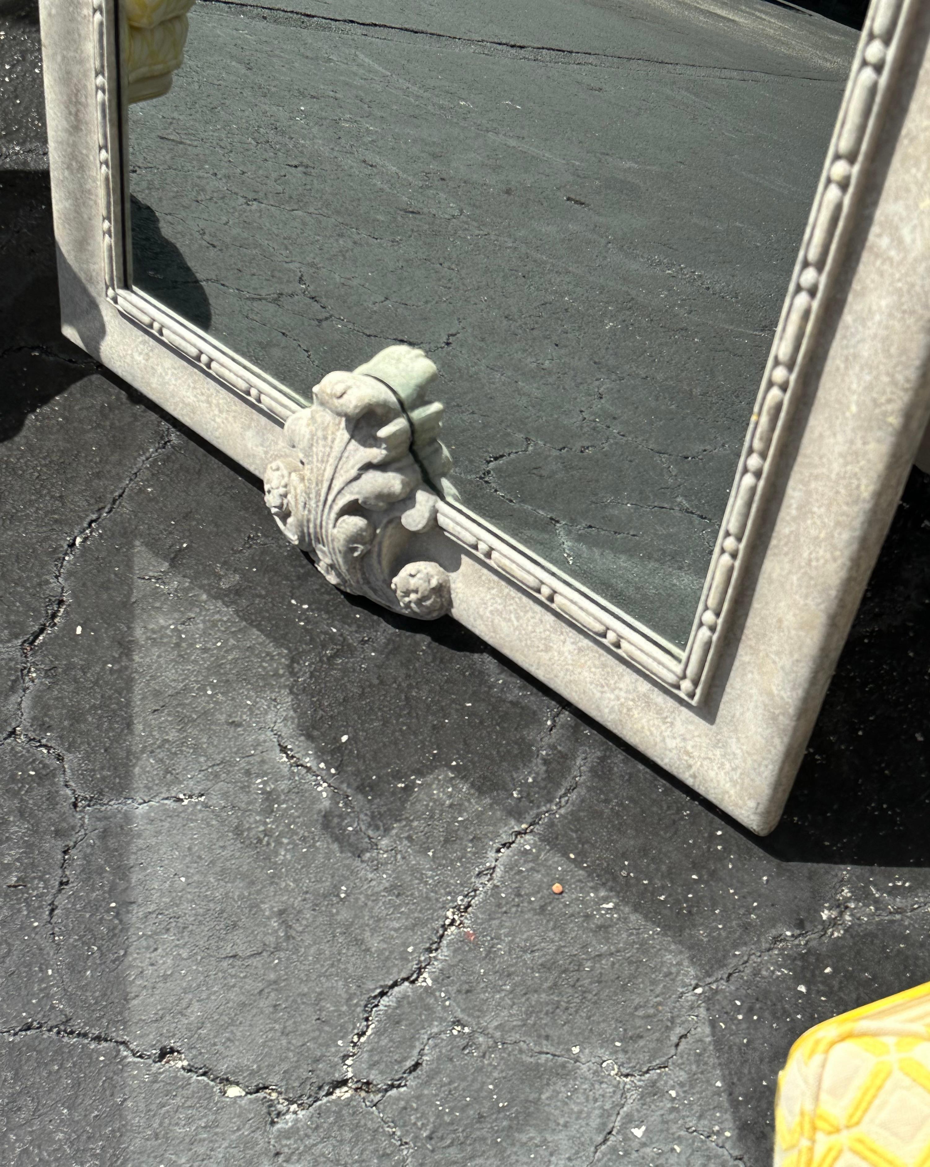 Espejo de pared con espuma floral de imitación piedra de los años 80 en venta 2