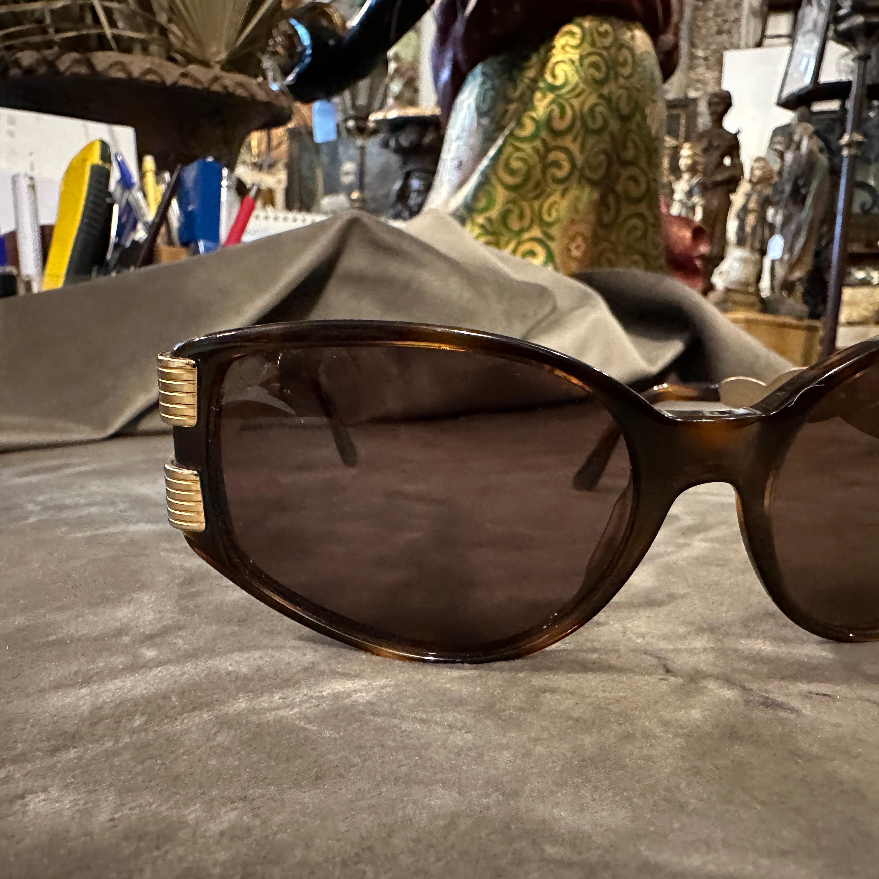 1980er Übergroße Sonnenbrille aus Schildpatt und Messing von Valentino (Schwarz) im Angebot