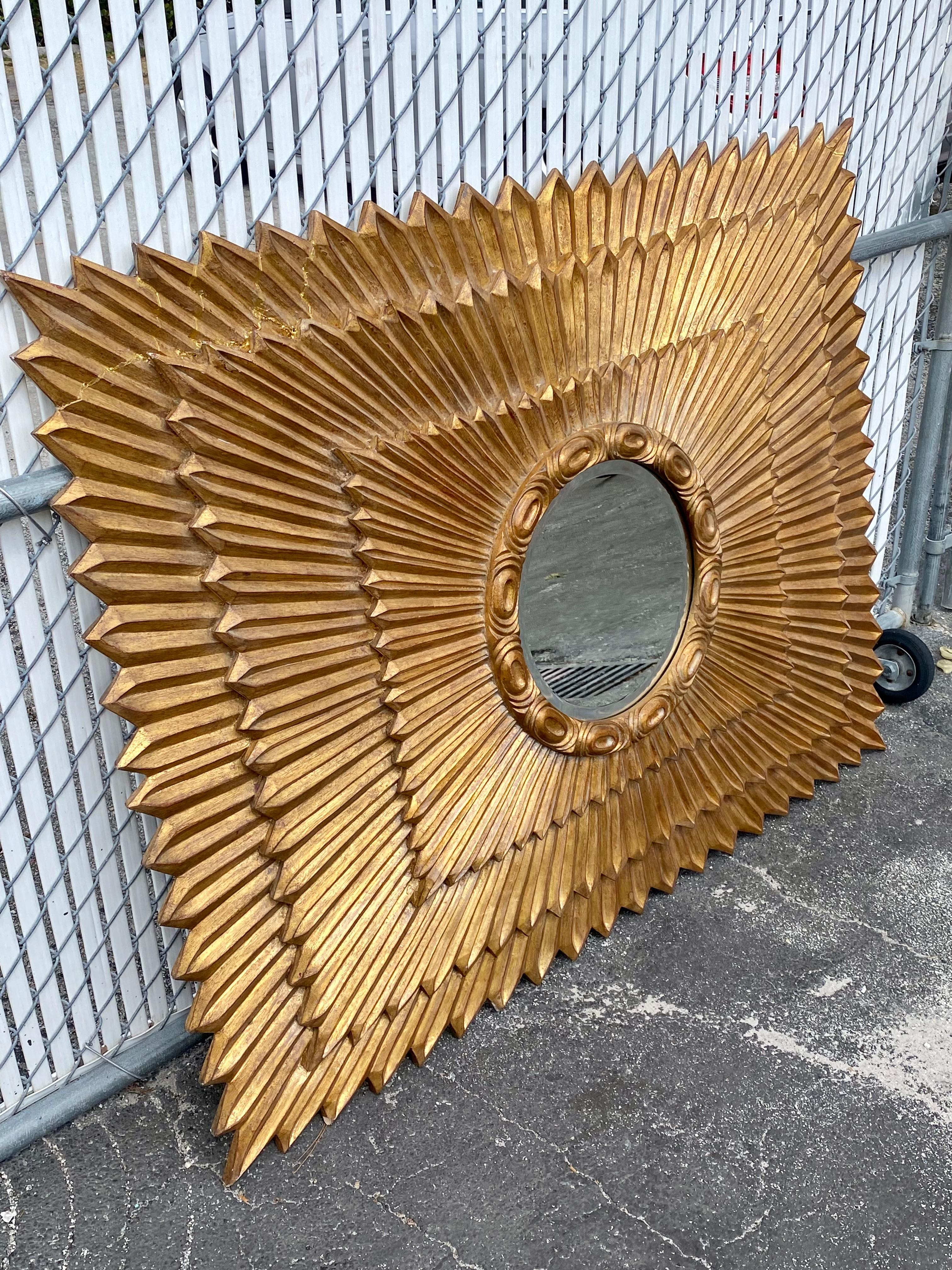 Verre Grand miroir à étage en faux bois, fibre de verre et bronze Sunburst des années 1980 en vente