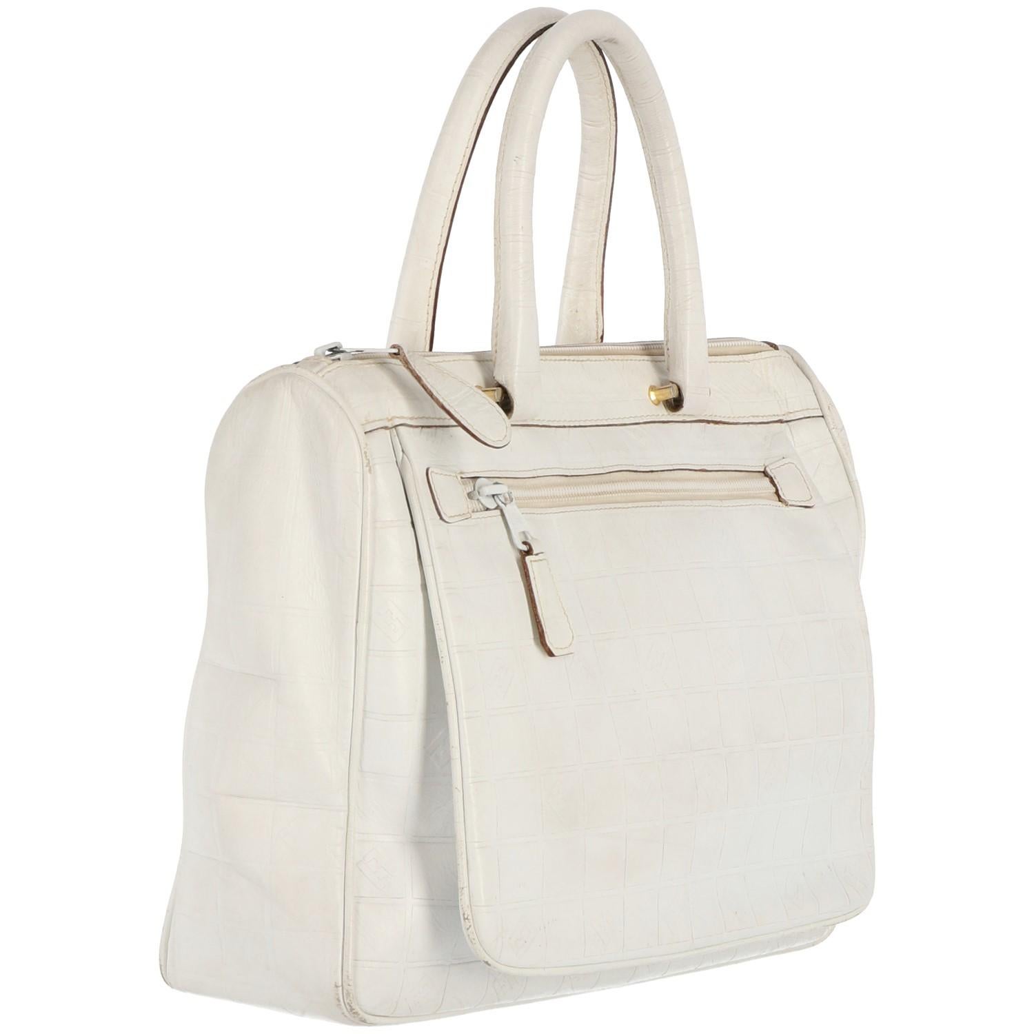 Fendi white printed leather handbag

Height: 21 cm
Width: 30 cm
Depth: 8,5 cm
Handle: 13 cm

The item is vintage: is in good conditions but shows signs of use on the leather, especially the edges.