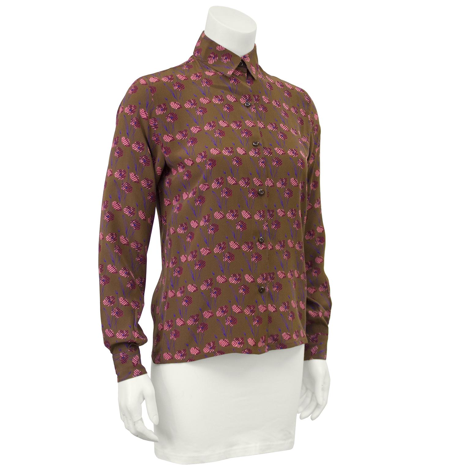 Braune geblümte Seidenbluse von Ferragamo aus den 1980er Jahren. Die Bluse ist mit abstrakten rosa und lila Blumen bedruckt. Die Bluse wird vorne mit braunen Kunststoffknöpfen geschlossen. Knopfmanschetten, frei von Flecken und Löchern. Passt in US