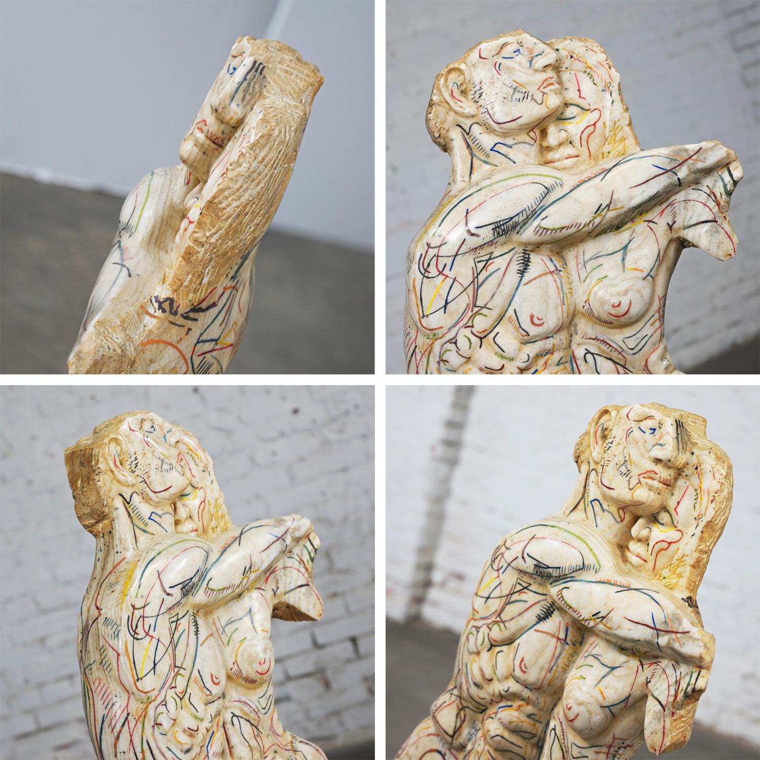 Grande sculpture figurative des années 1980 en marbre sculpté à la main, couple enlacé et socle en ardoise  en vente 10