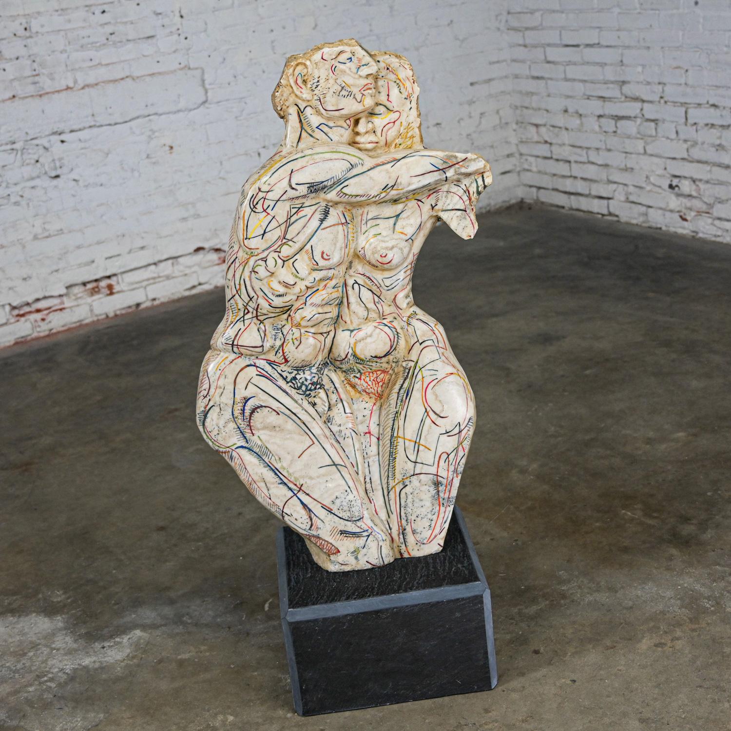 1980's Figural Large Hand Carved Marble Embracing Couple Sculpture & Slate Base  (Postmoderne) im Angebot