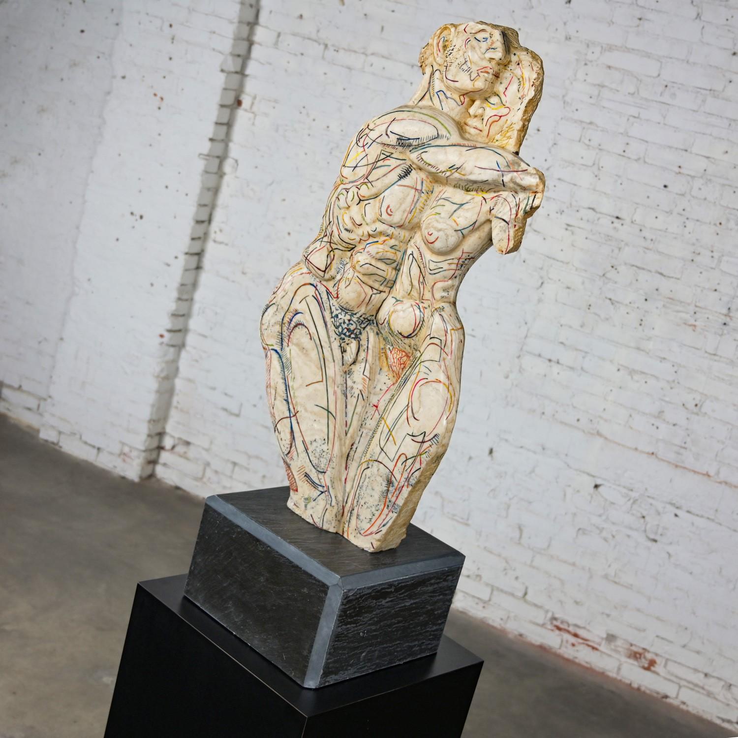 Grande sculpture figurative des années 1980 en marbre sculpté à la main, couple enlacé et socle en ardoise  en vente 2