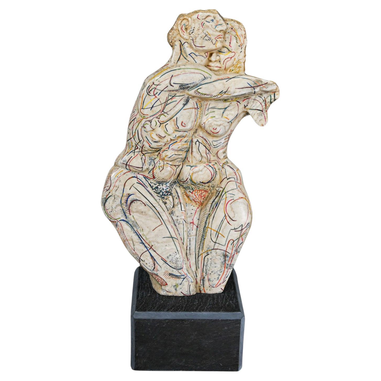 Scultura figurativa del 1980 in marmo scolpito a mano di grandi dimensioni con coppia abbracciata e base in ardesia in vendita