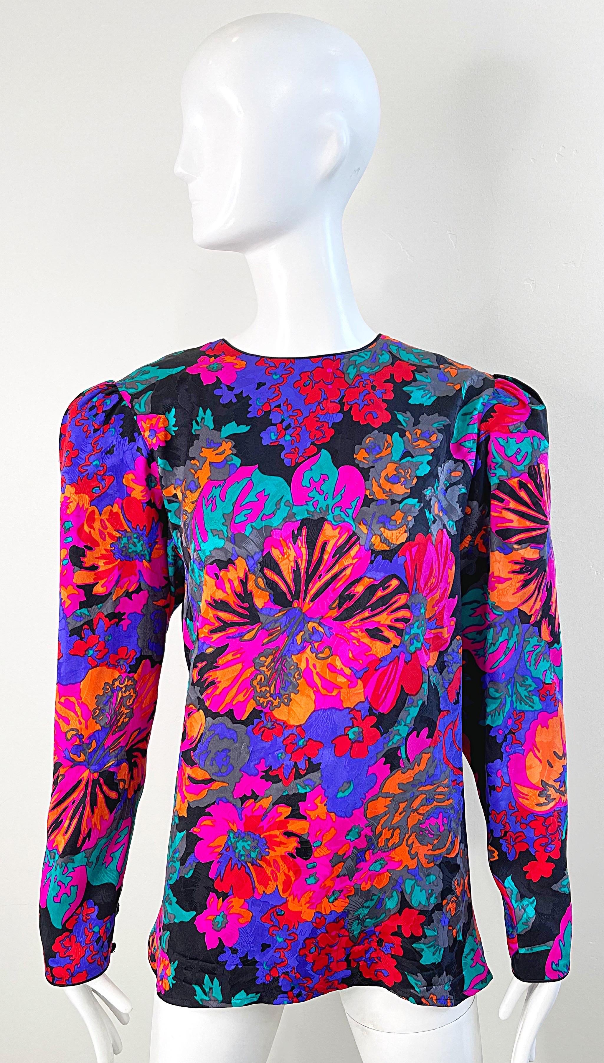 Flora Kung Vintage Bluse mit tropischem, leuchtendem Hawaii-Hibiskus, Größe 12  (Violett) im Angebot