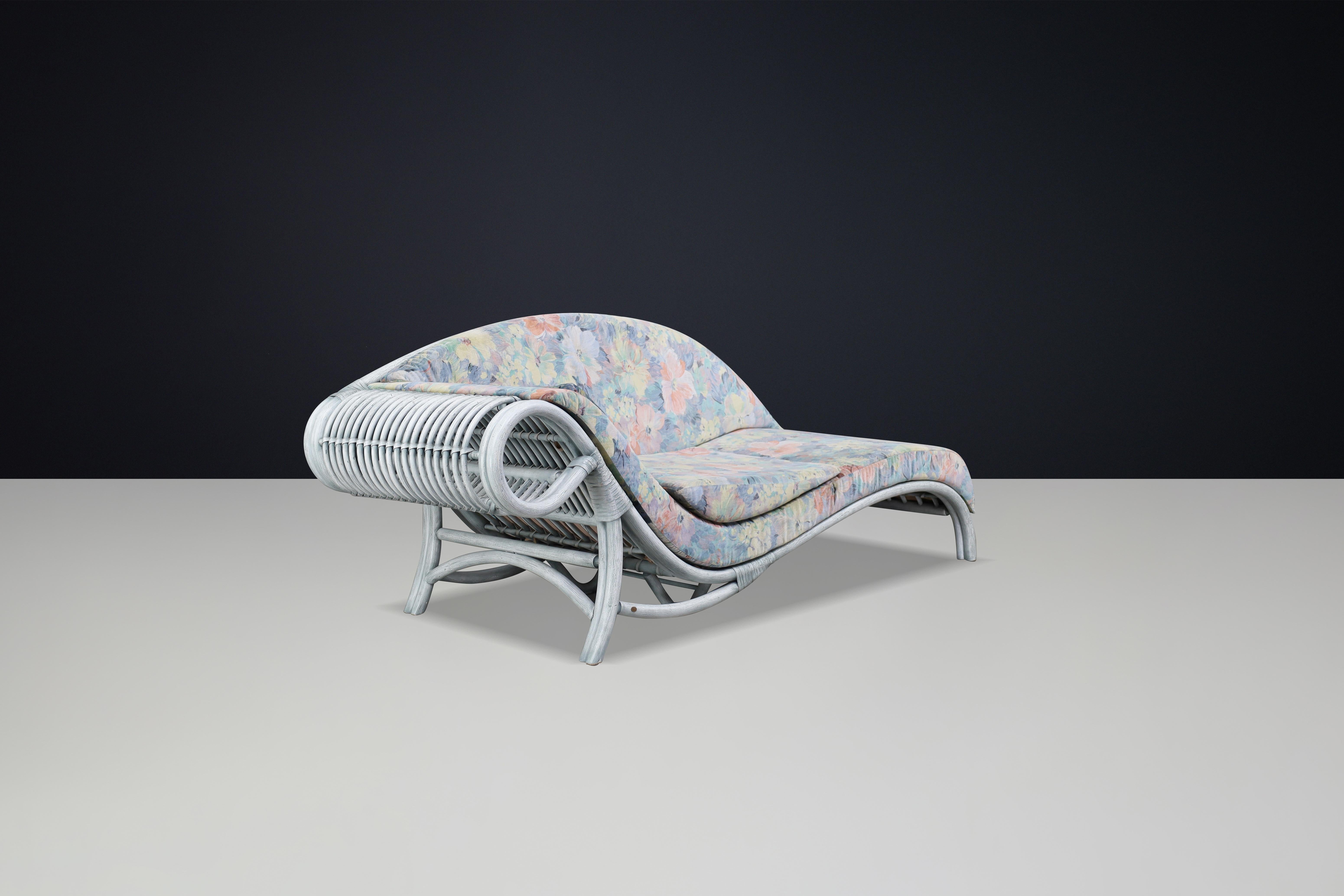 Daybed in rattan floreale degli anni '80 di Flechtatelier Schütz, Germania, modernista


Questo eccezionale lettino scultoreo di Flechtatelier Schütz, realizzato in Germania negli anni '80, esemplifica l'armonia tra forma organica e abilità