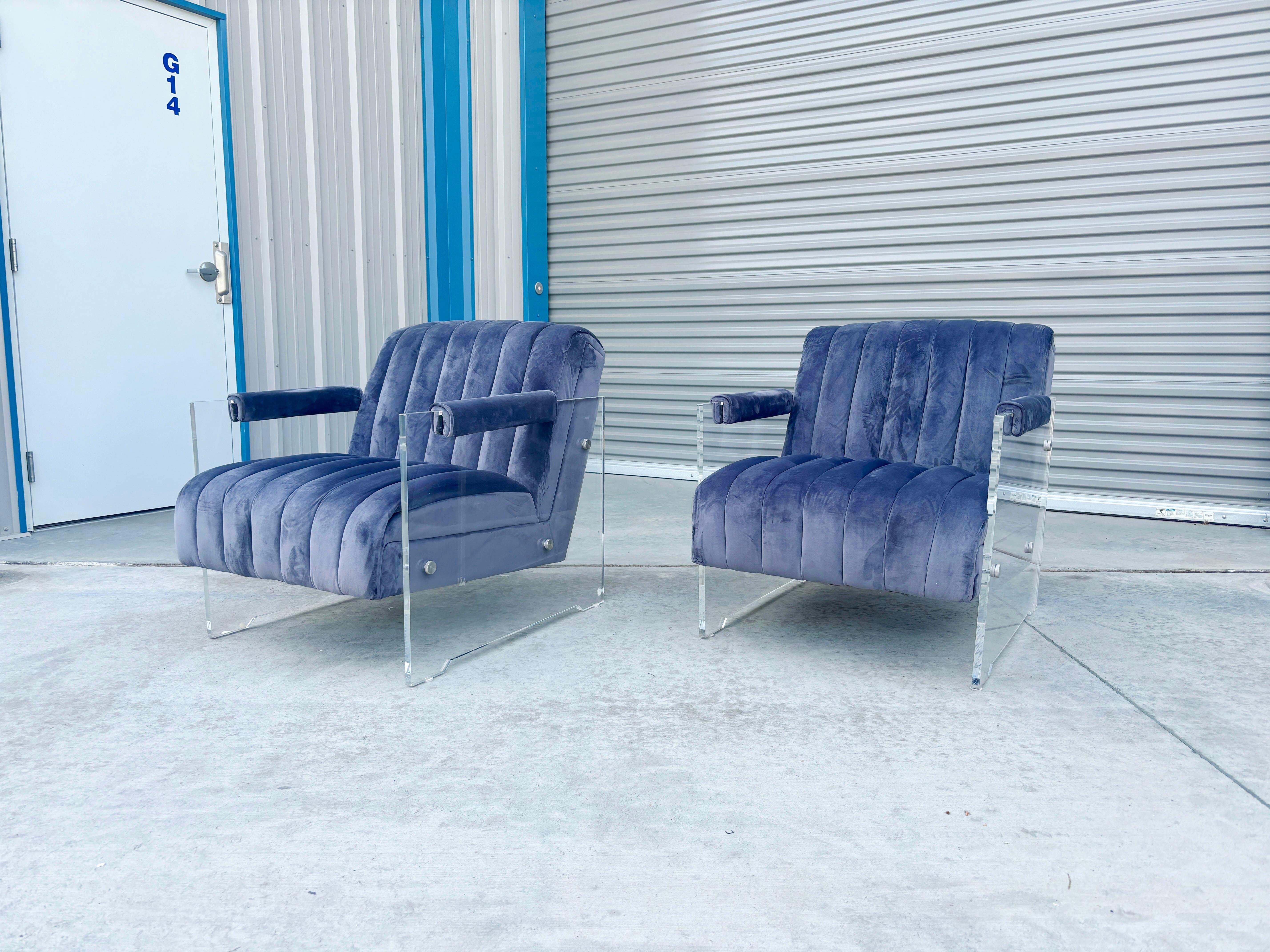 ✨ Chaises longues en lucite modernes du milieu du siècle ✨

Cette paire de chaises de salon de style moderne du milieu du siècle allie avec brio clarté et confort luxueux. Conçues avec des armatures carrées en Lucite, les chaises présentent une