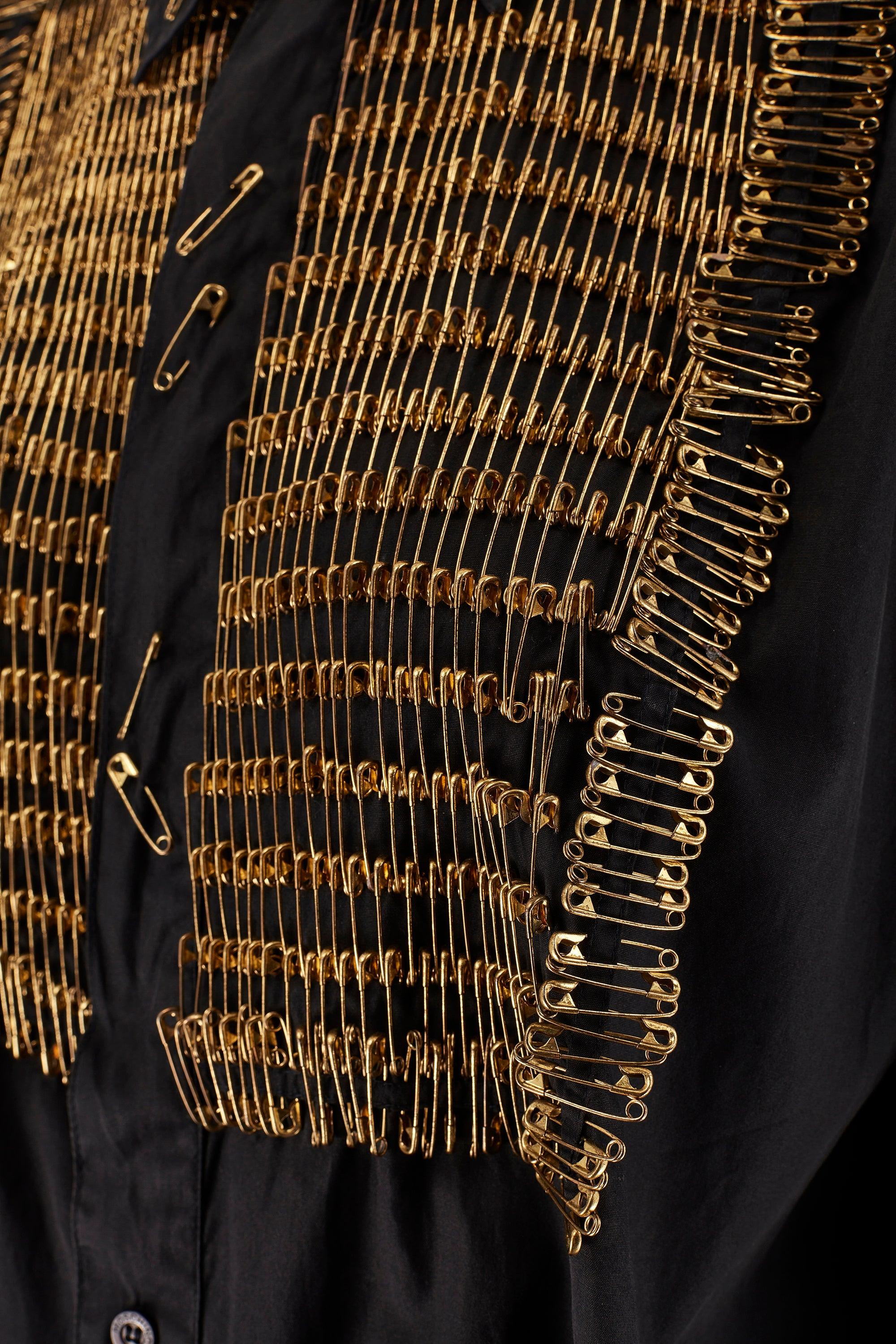 Camicia nera anni '80 di Franco Moschino con spille da balia in oro In condizioni buone in vendita a London, GB