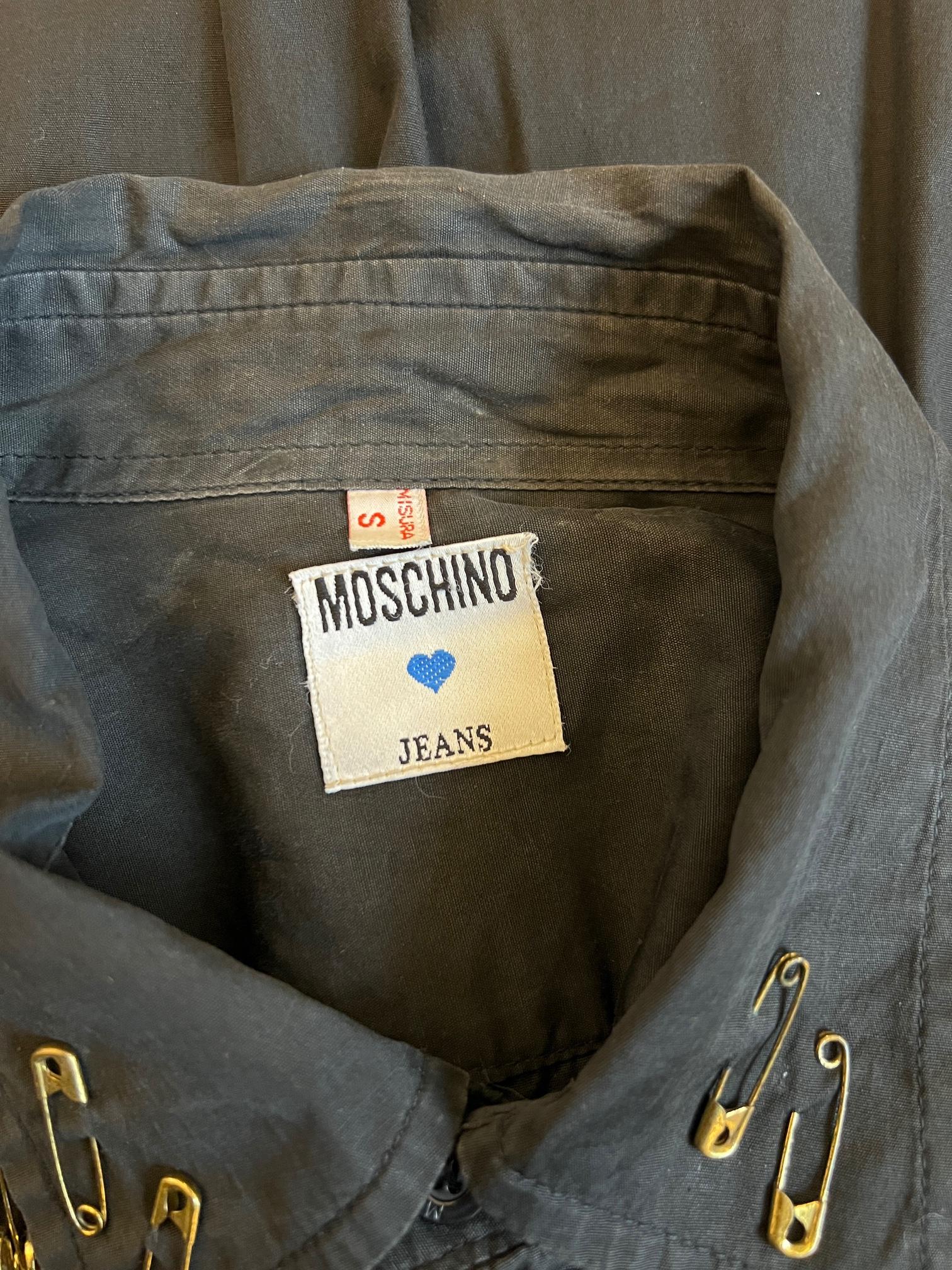 da uomo o donna Camicia nera anni '80 di Franco Moschino con spille da balia in oro in vendita