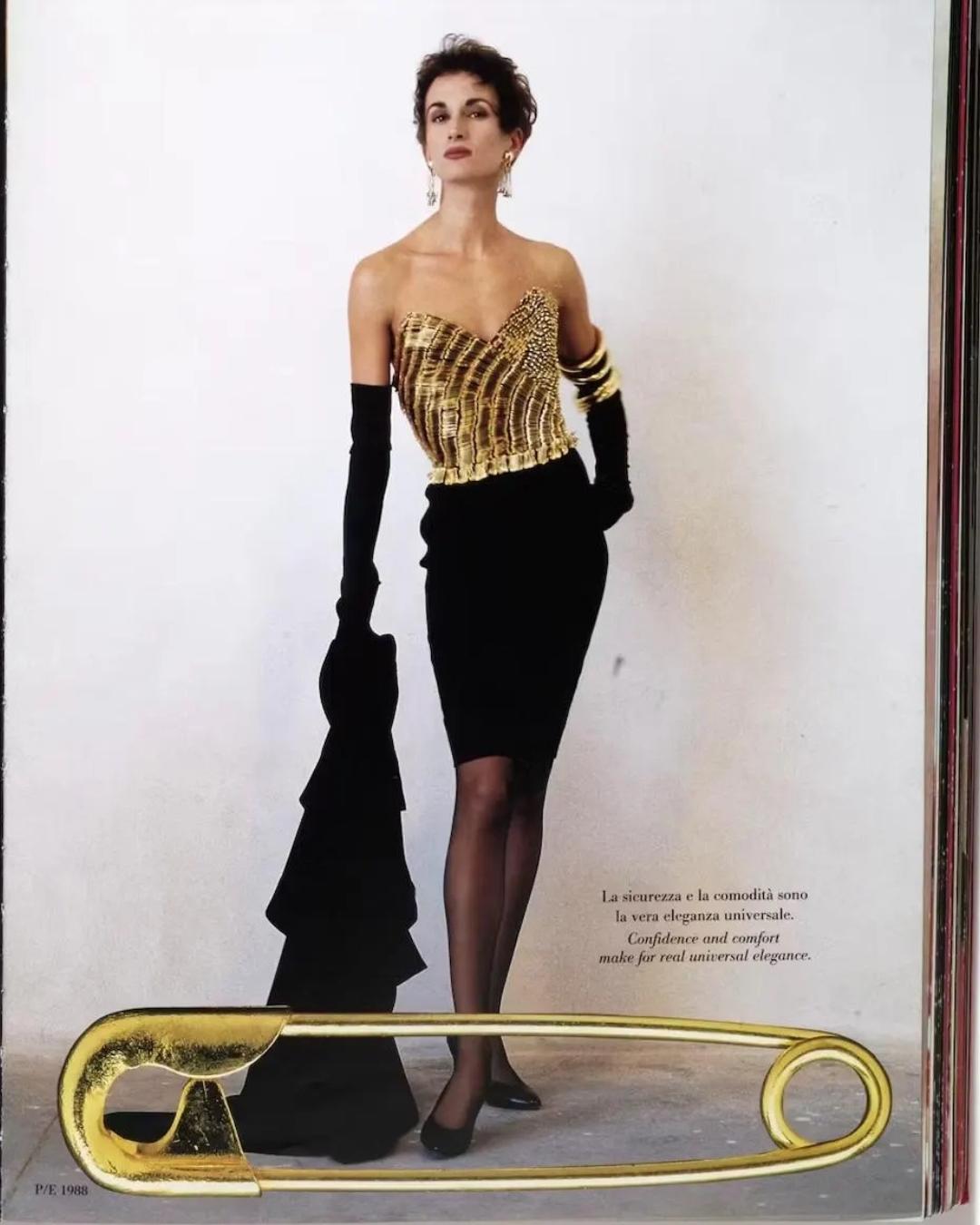 Camicia nera anni '80 di Franco Moschino con spille da balia in oro in vendita 1