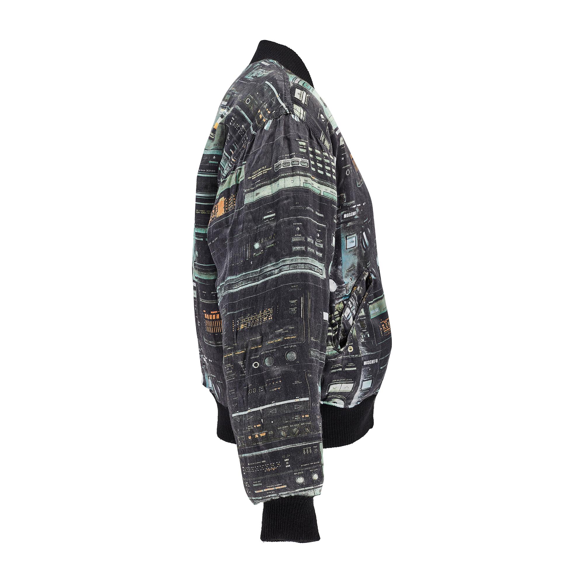 Si tratta di un raro bomber imbottito a doppia faccia della fine degli anni '80, disegnato dal fondatore Franco Moschino per Moschino Jeans.  An He ha creato questa linea per le donne nel 1986, presentando la sua prima collezione nello stesso anno.