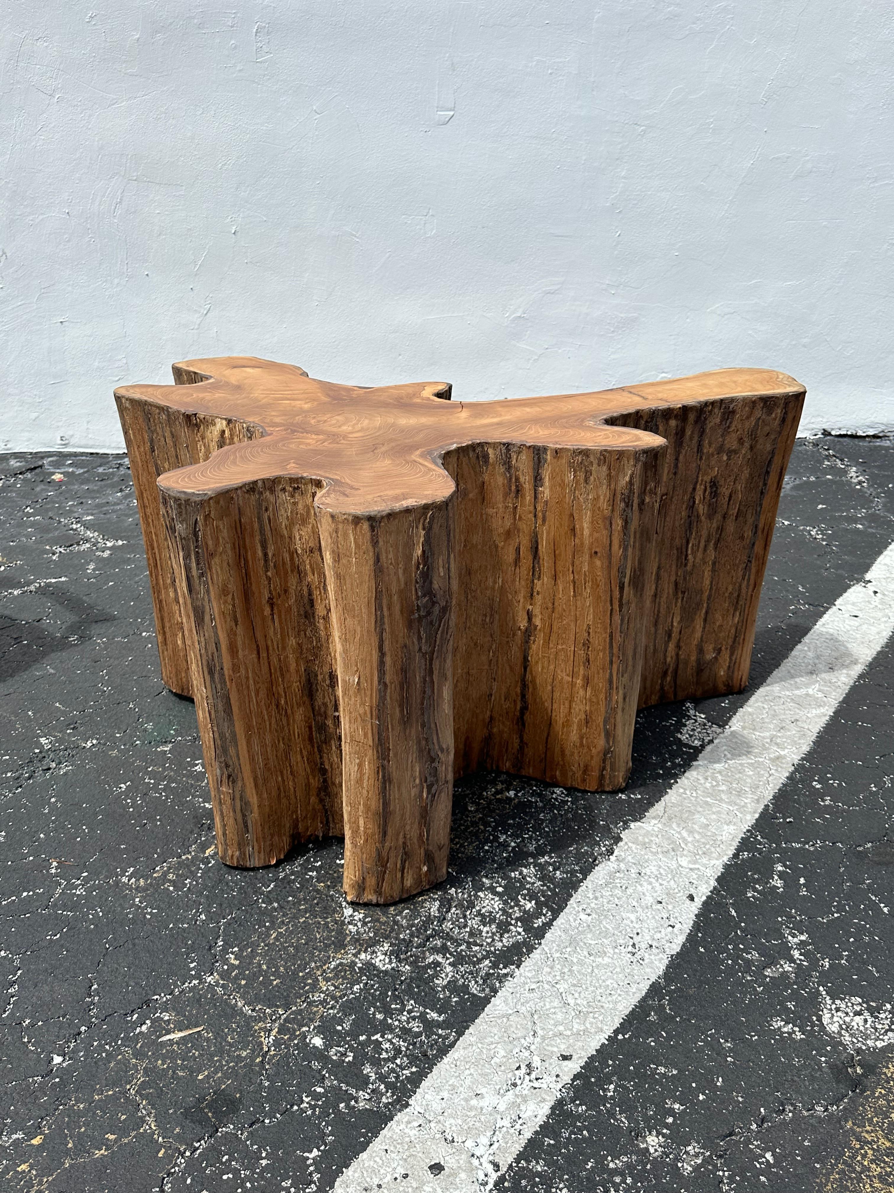 Bei dieser Gelegenheit bieten wir Ihnen einen der schönsten und seltensten Freiform-Couchtische an, die Sie je finden konnten. Im ursprünglichen und unvollendeten Zustand. Das Design ist durchgängig herausragend. Der schöne Tisch ist ein Statement