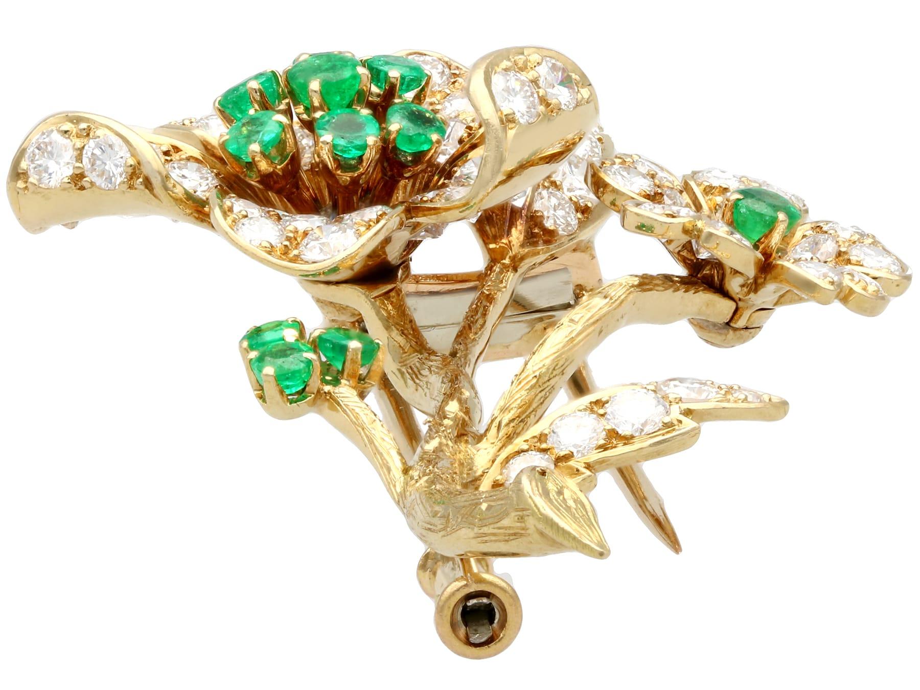 Round Cut 1980s French 2.90 Carat Diamond and Emerald Yellow Gold Brooch For Sale