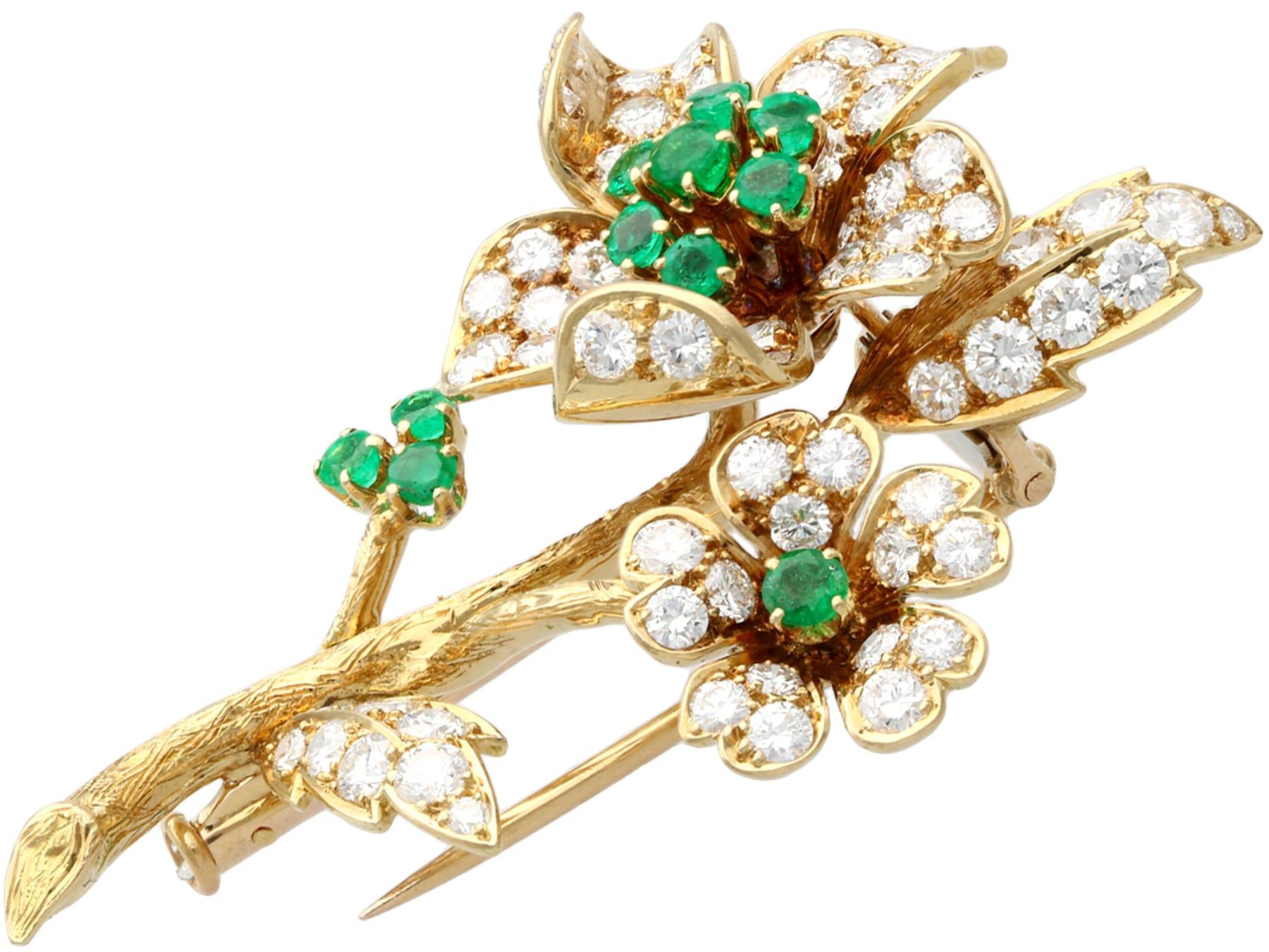 1980s French 2.90 Carat Diamond and Emerald Yellow Gold Brooch In Excellent Condition For Sale In Jesmond, Newcastle Upon Tyne