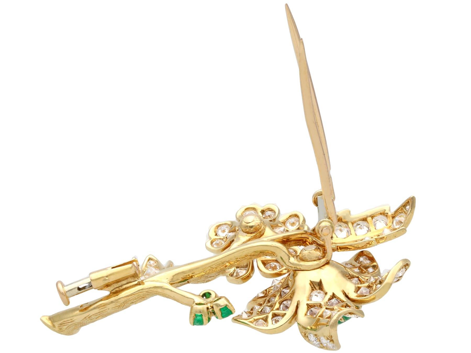 1980s French 2.90 Carat Diamond and Emerald Yellow Gold Brooch For Sale 1