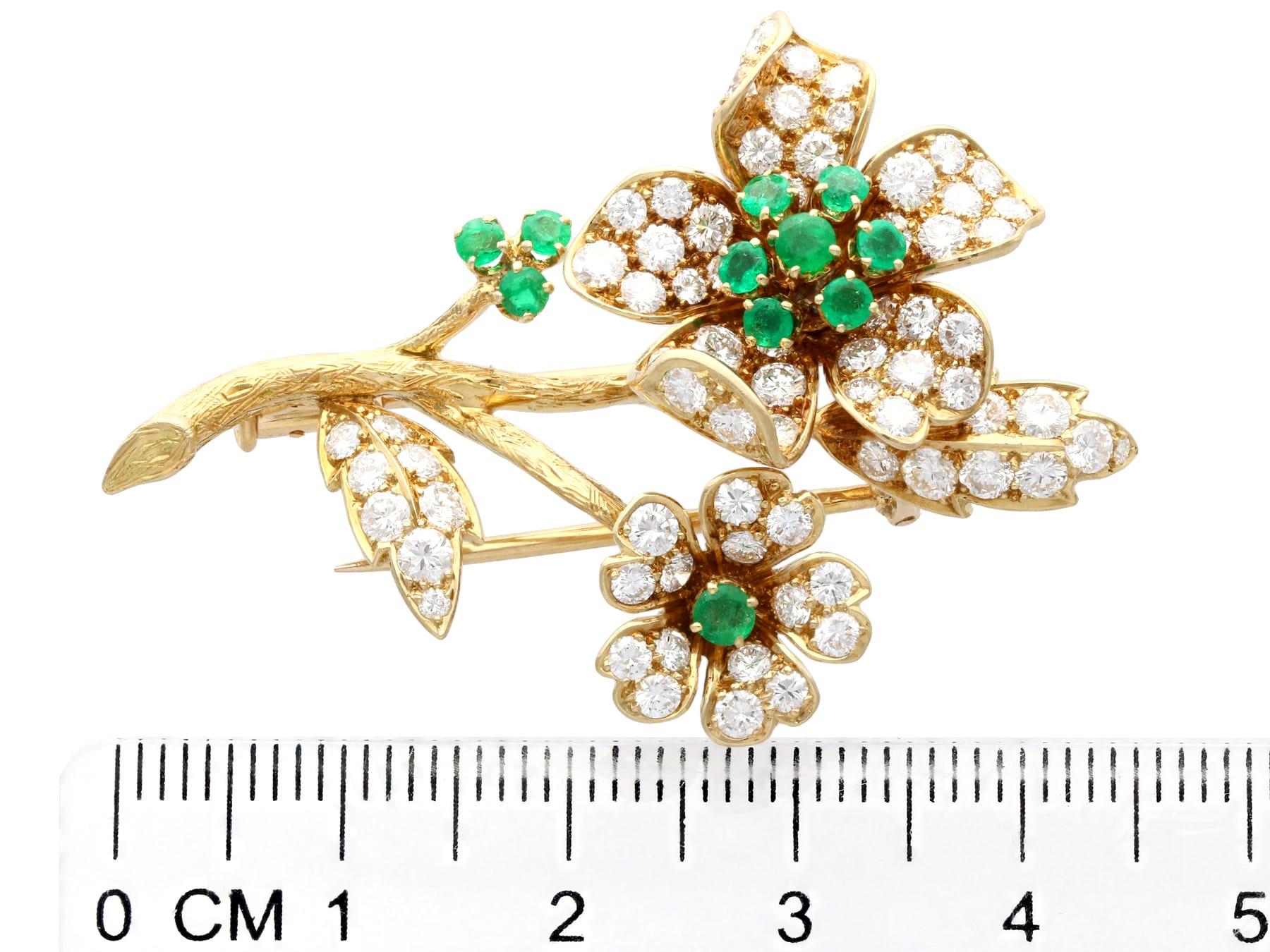 1980s French 2.90 Carat Diamond and Emerald Yellow Gold Brooch For Sale 2