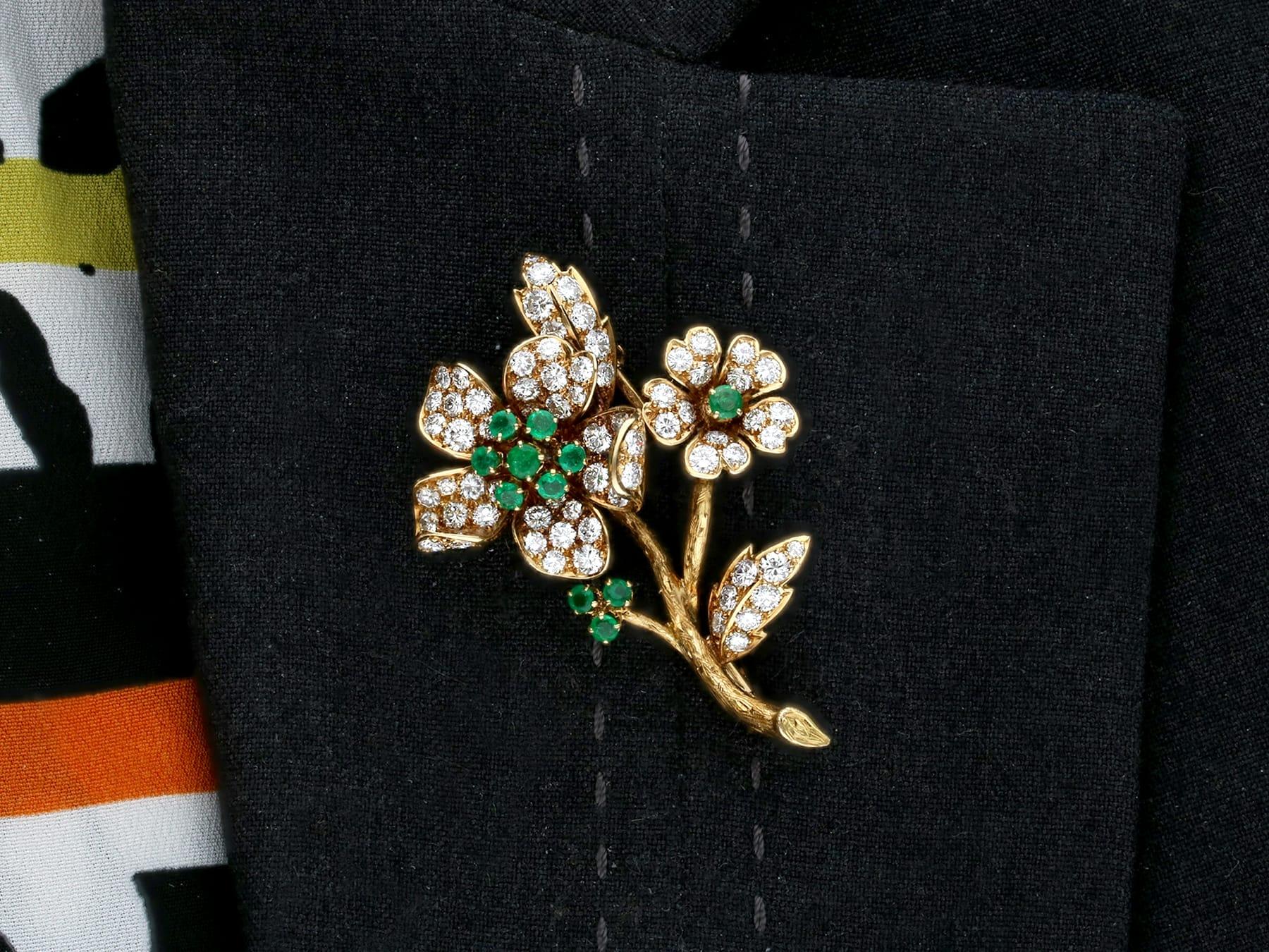 1980s French 2.90 Carat Diamond and Emerald Yellow Gold Brooch For Sale 3