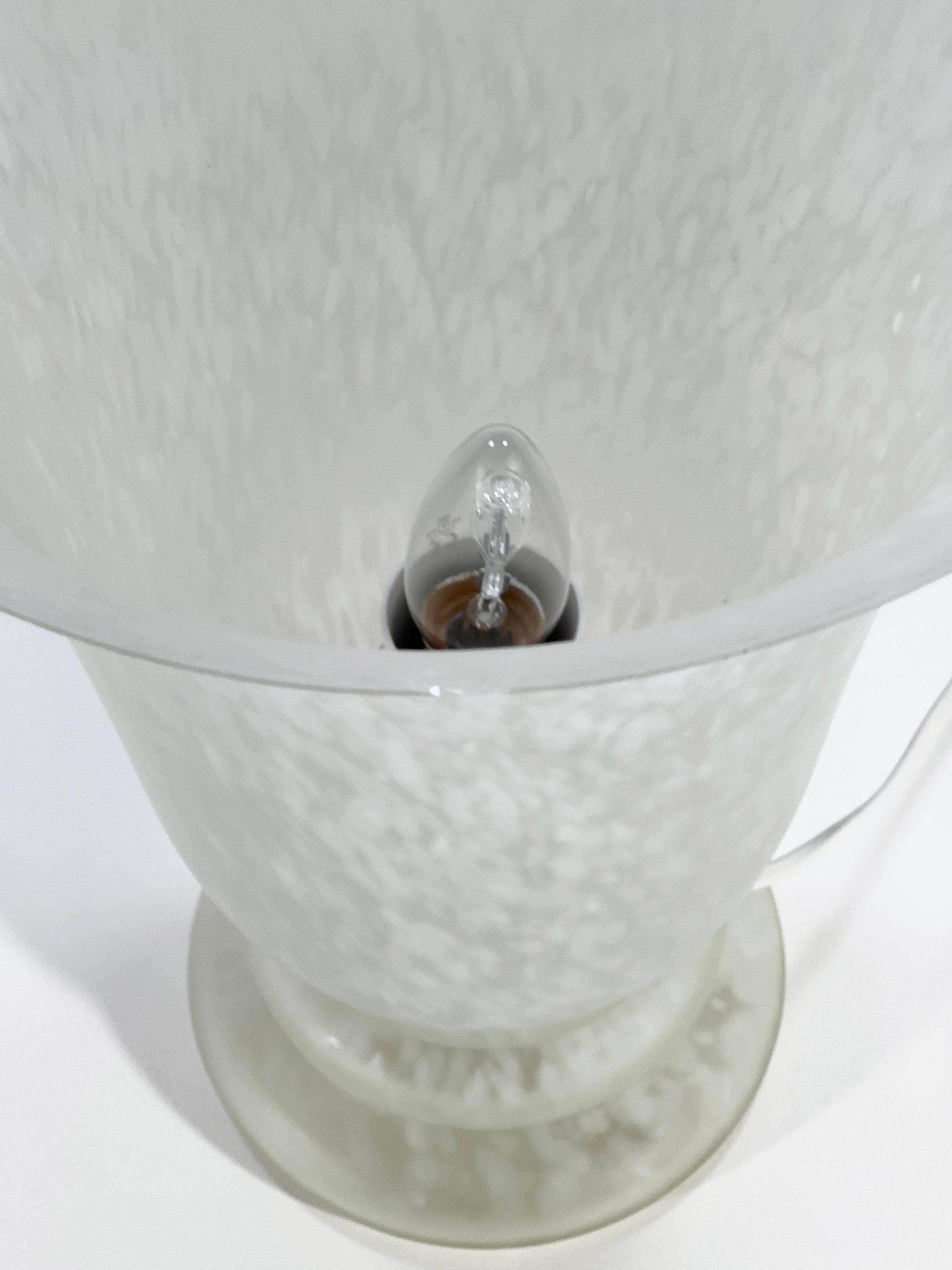 Fin du 20e siècle Lampe torchère en verre de style Art déco des années 1980 en vente