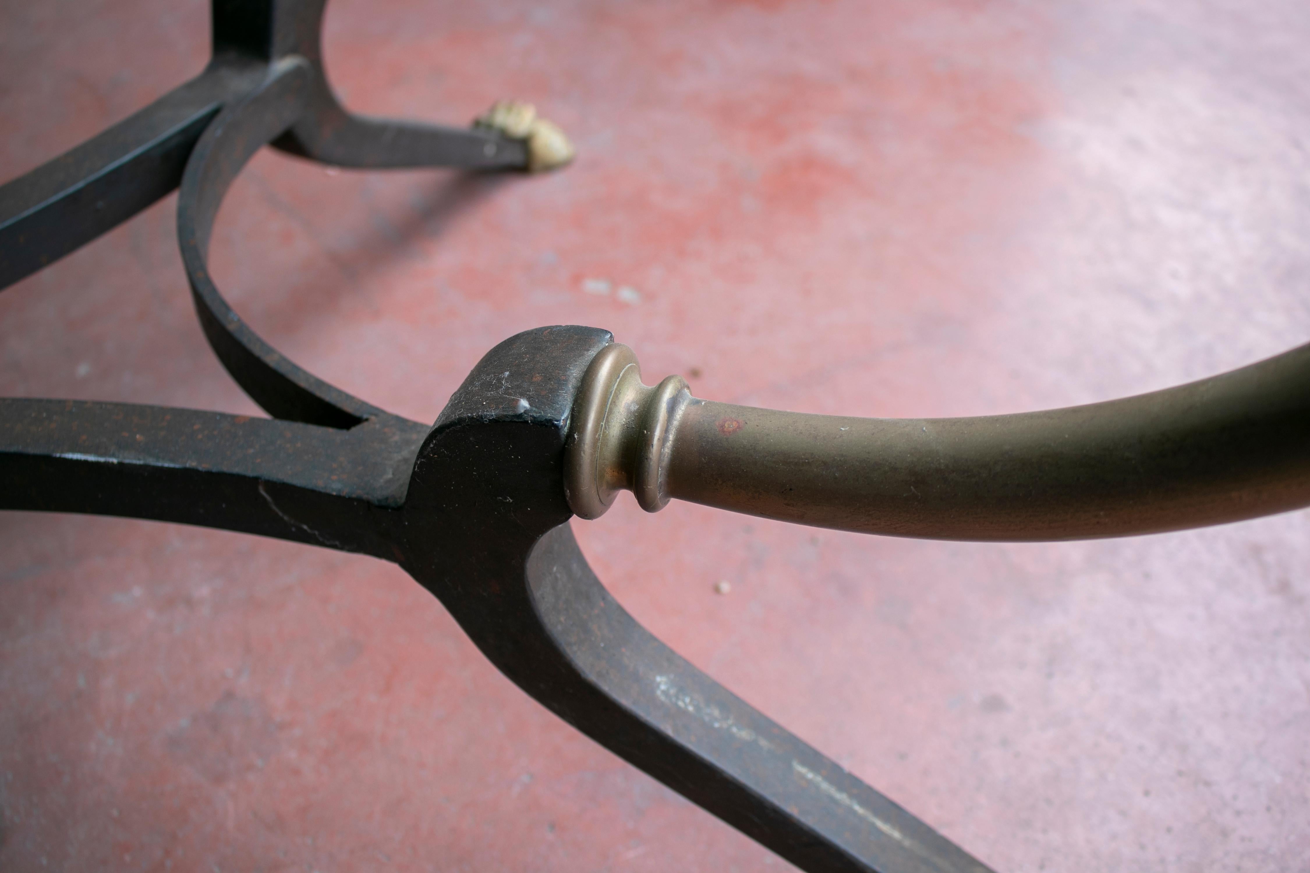 Table de salle à manger française des années 1980 en bronze et fer avec pieds en griffe en fer en vente 7