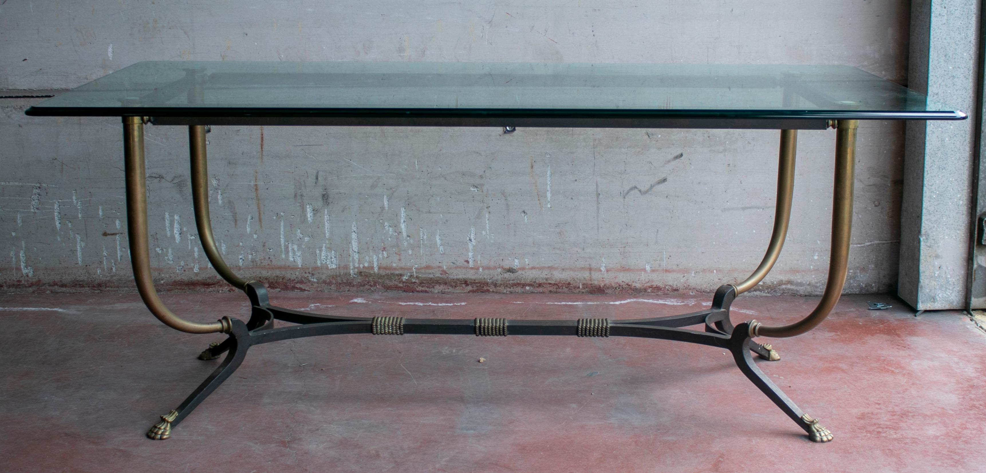 Bronze Table de salle à manger française des années 1980 en bronze et fer avec pieds en griffe en fer en vente