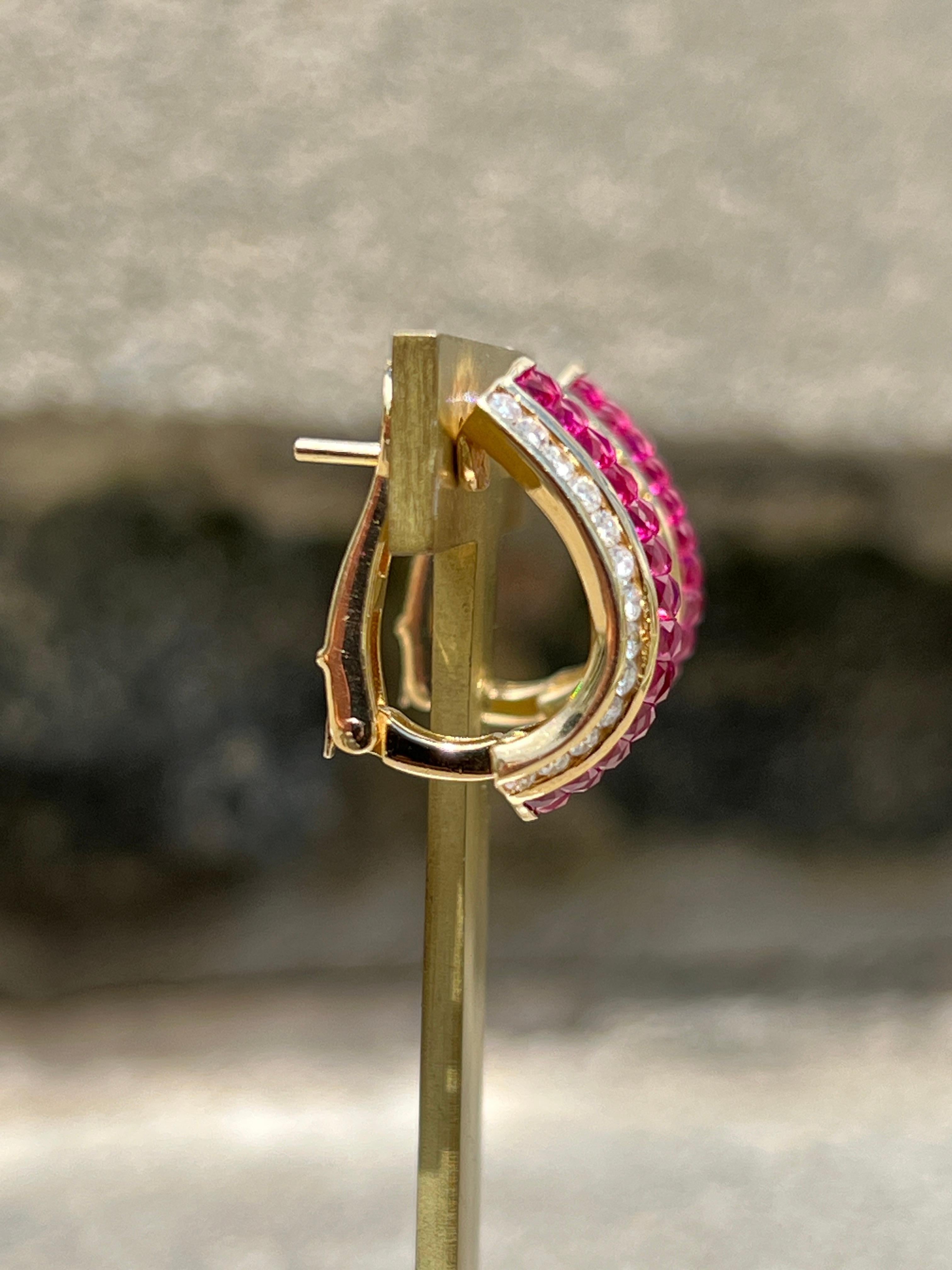 1980er Jahre Französisch geschliffener natürlicher Rubin und Diamant 18k Gelbgold Omega-Ohrringe mit Rückenlehne 7