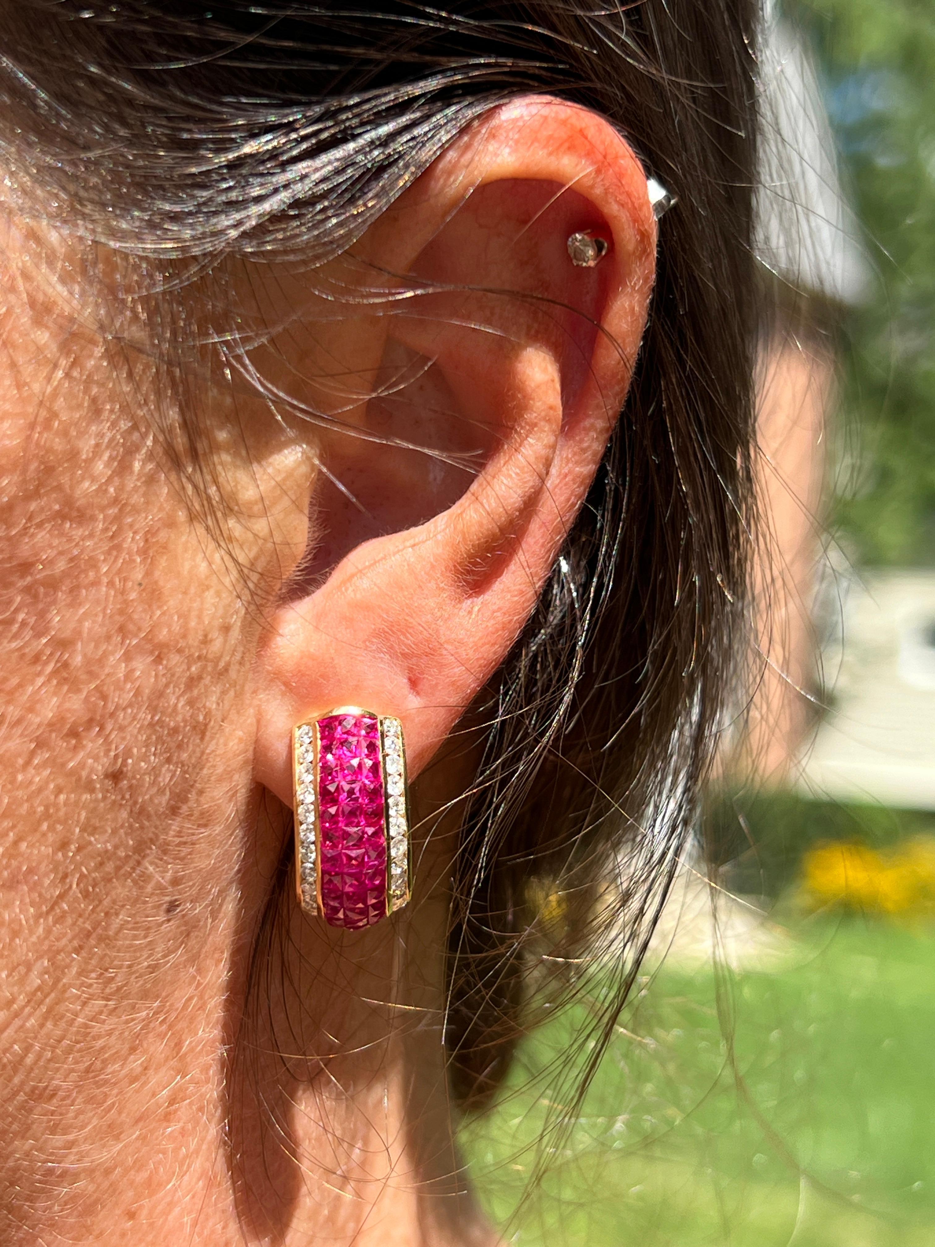Diese Ohrringe aus 18 Karat Gelbgold im Vintage-Stil der 1980er Jahre sind mit neununddreißig natürlichen Rubinen im französischen Schliff besetzt, die unsichtbar ein nahtloses Band in sattem, leuchtendem Rot bilden. Die Rubine werden elegant