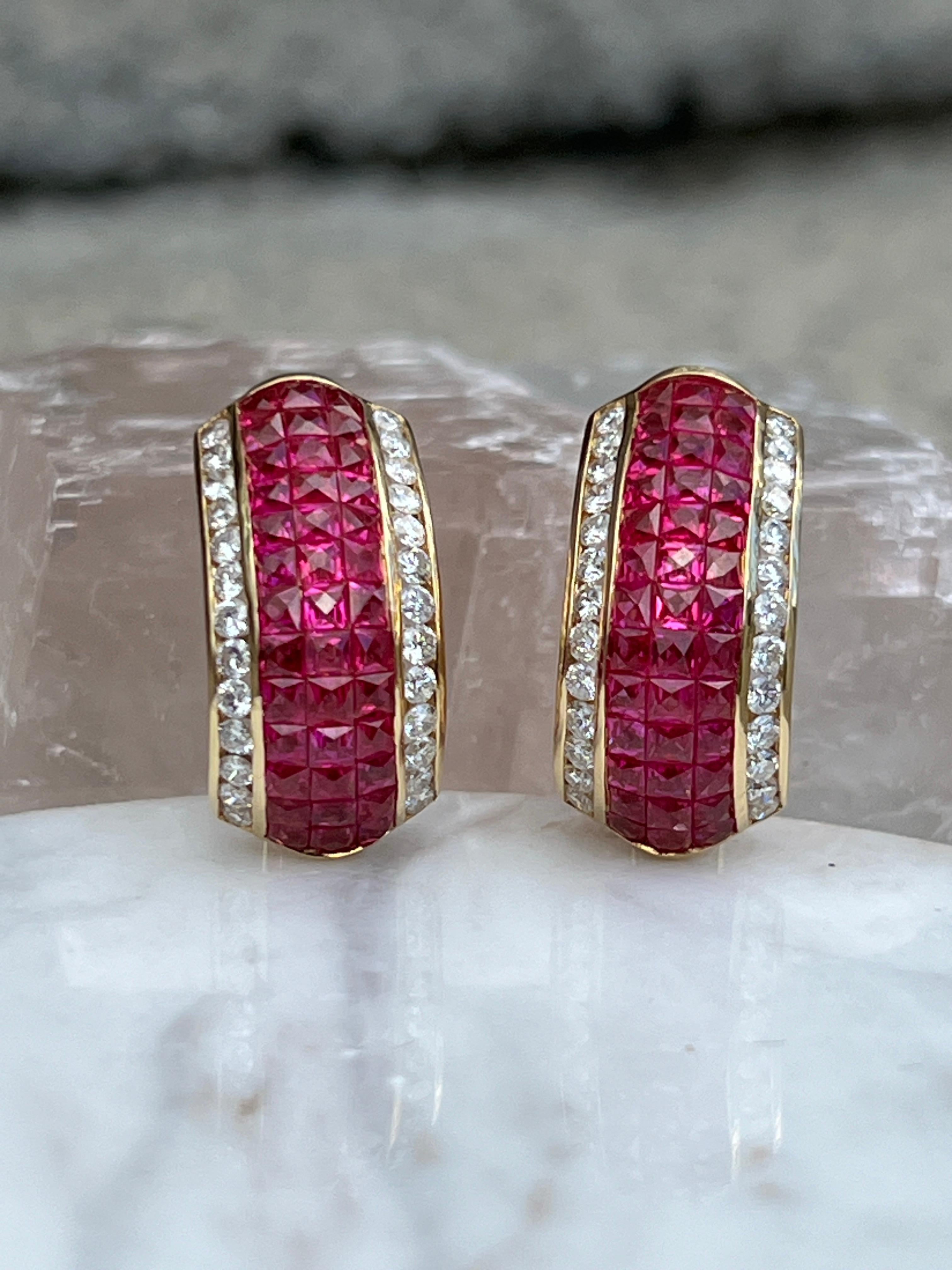 1980er Jahre Französisch geschliffener natürlicher Rubin und Diamant 18k Gelbgold Omega-Ohrringe mit Rückenlehne (Zeitgenössisch)