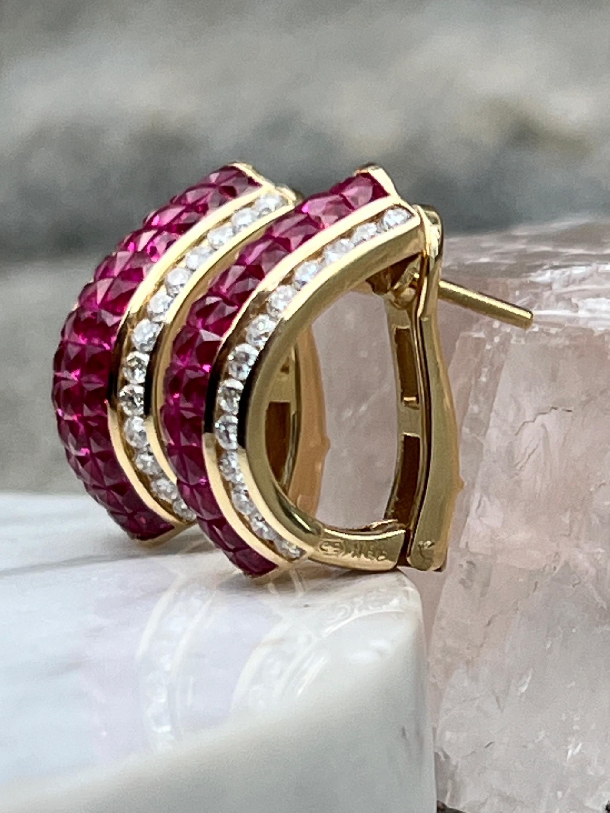 1980er Jahre Französisch geschliffener natürlicher Rubin und Diamant 18k Gelbgold Omega-Ohrringe mit Rückenlehne (Französischer Schliff)