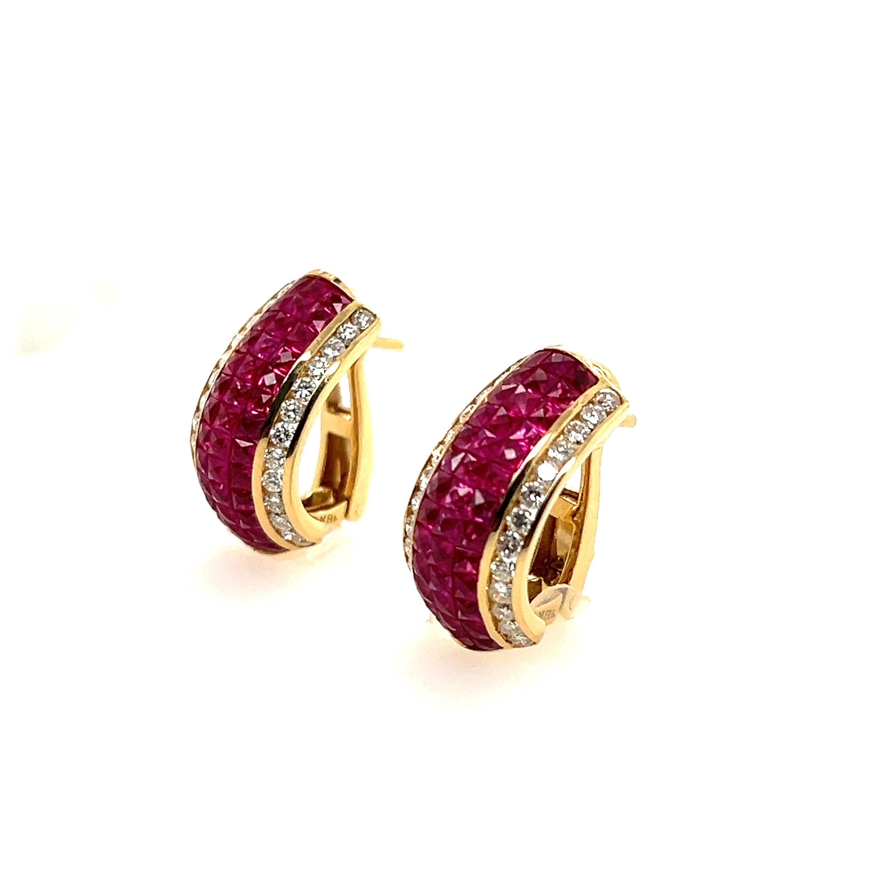 1980er Jahre Französisch geschliffener natürlicher Rubin und Diamant 18k Gelbgold Omega-Ohrringe mit Rückenlehne für Damen oder Herren