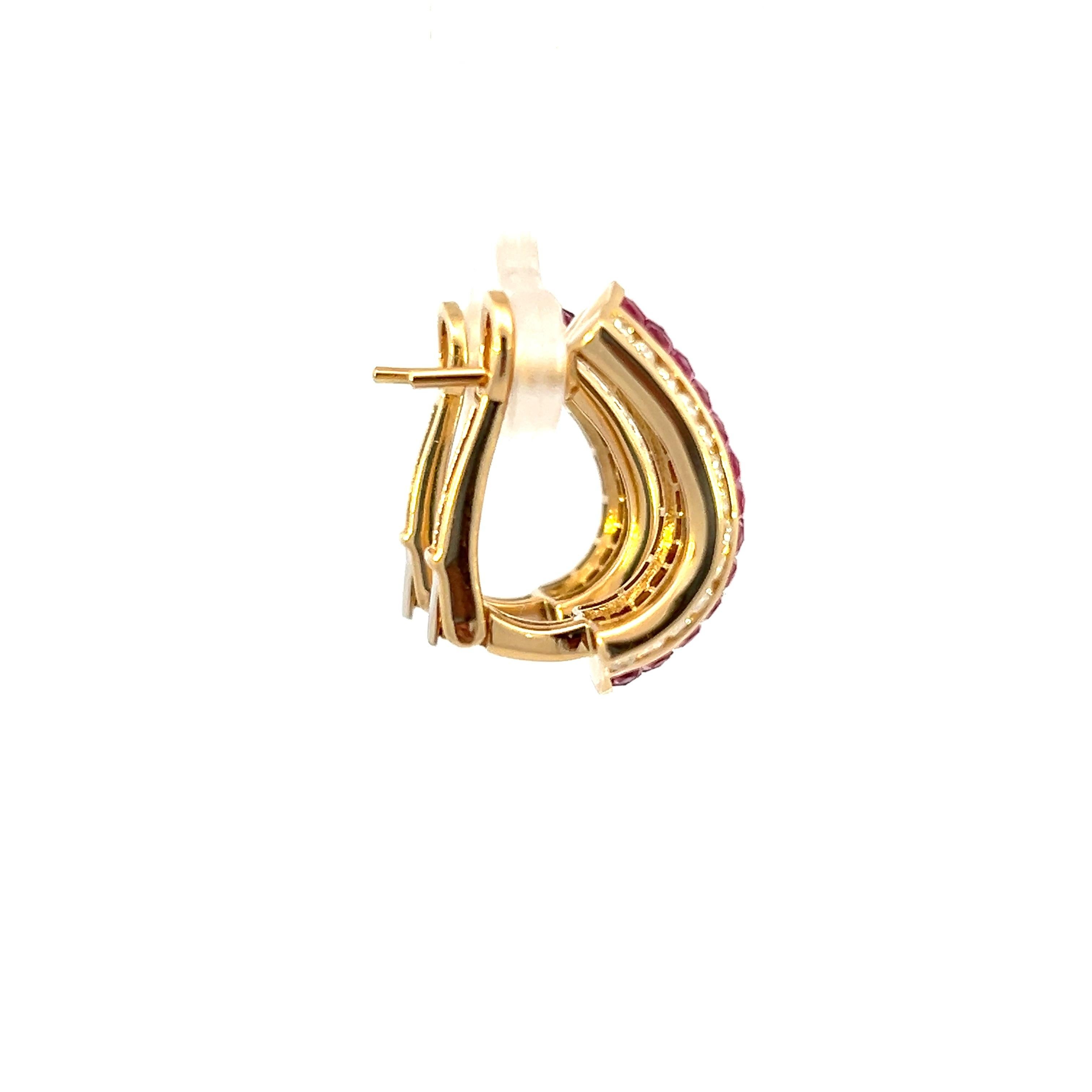 1980er Jahre Französisch geschliffener natürlicher Rubin und Diamant 18k Gelbgold Omega-Ohrringe mit Rückenlehne 1