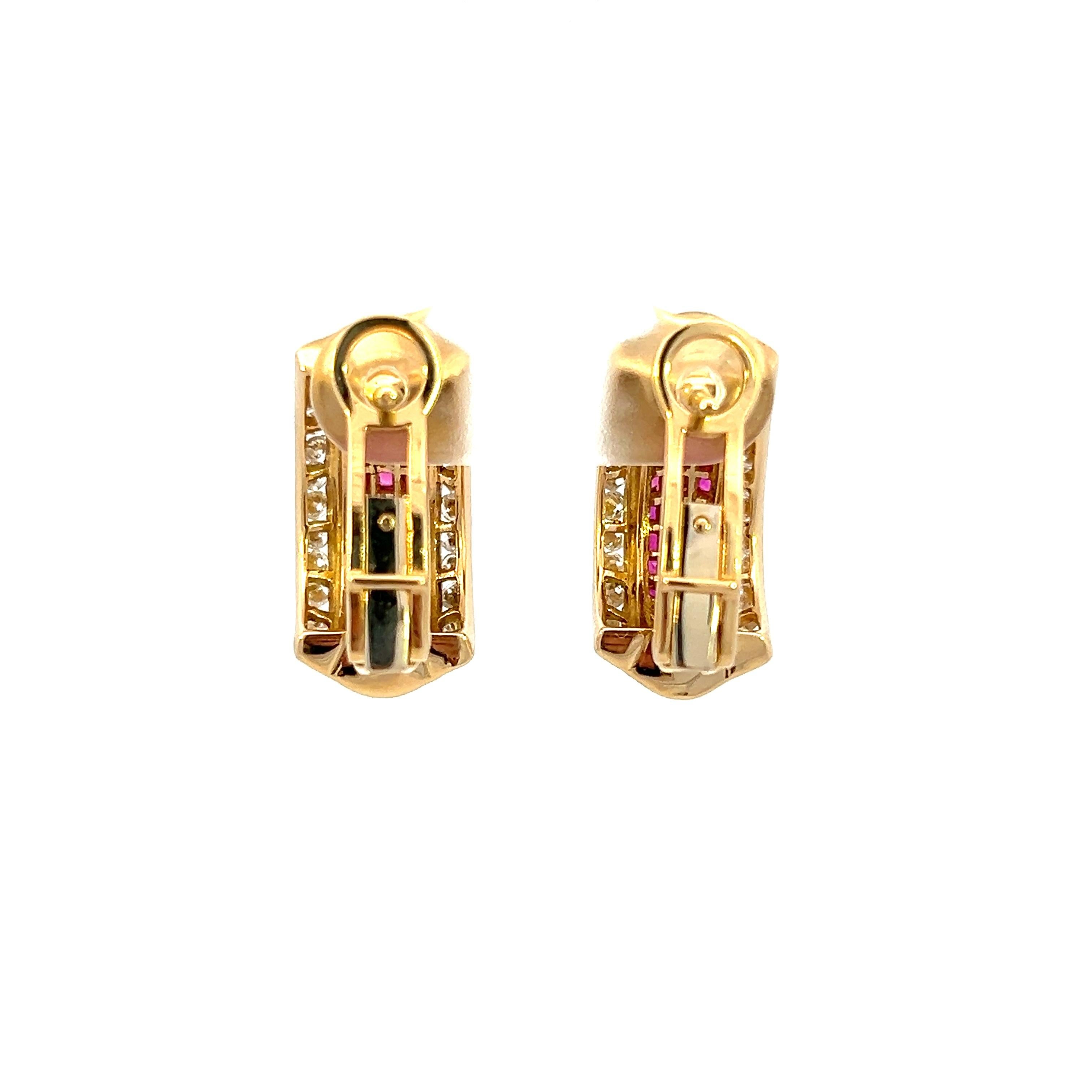 1980er Jahre Französisch geschliffener natürlicher Rubin und Diamant 18k Gelbgold Omega-Ohrringe mit Rückenlehne 2