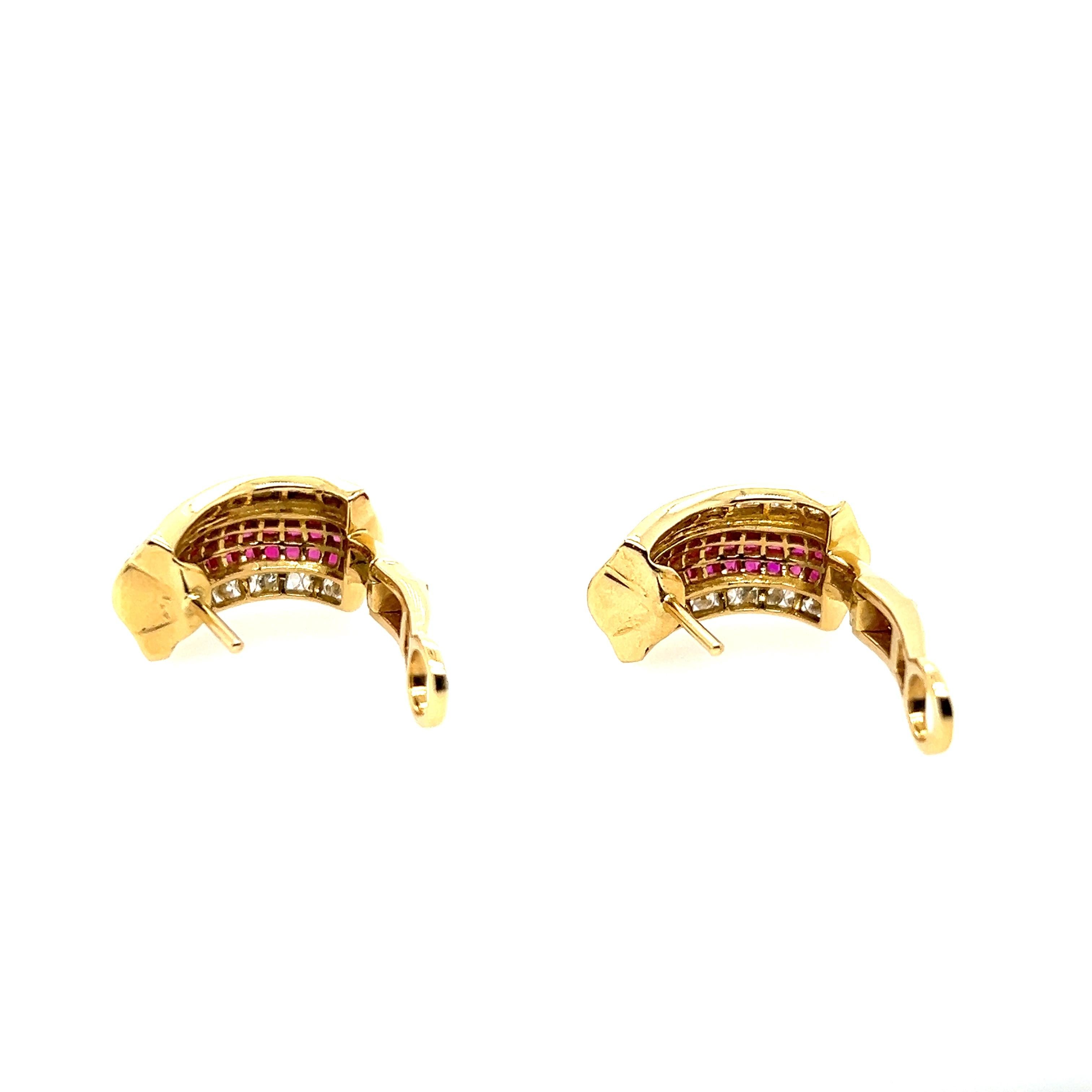 1980er Jahre Französisch geschliffener natürlicher Rubin und Diamant 18k Gelbgold Omega-Ohrringe mit Rückenlehne 3