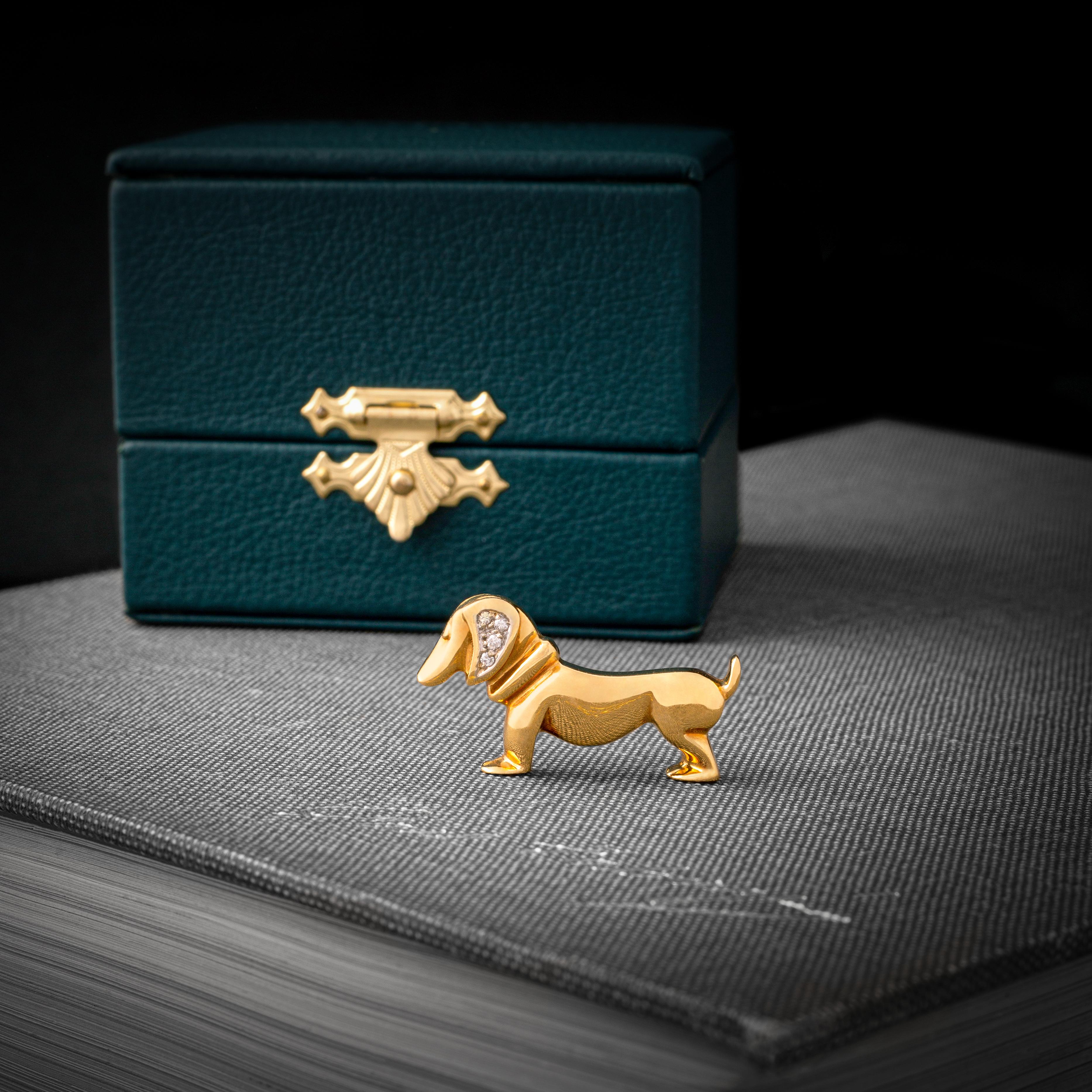 1980S Französisch Diamant und Gelbgold 18k Dackel Hund Brosche Clip.

Gesamtlänge: 1,18 Zoll (3,00 Zentimeter).
Gesamthöhe: 0,79 Zoll (2,00 Zentimeter).

Nicht ganz so niedlich wie ein echter Dackel, aber fast genauso liebenswert.

Wir sind dafür