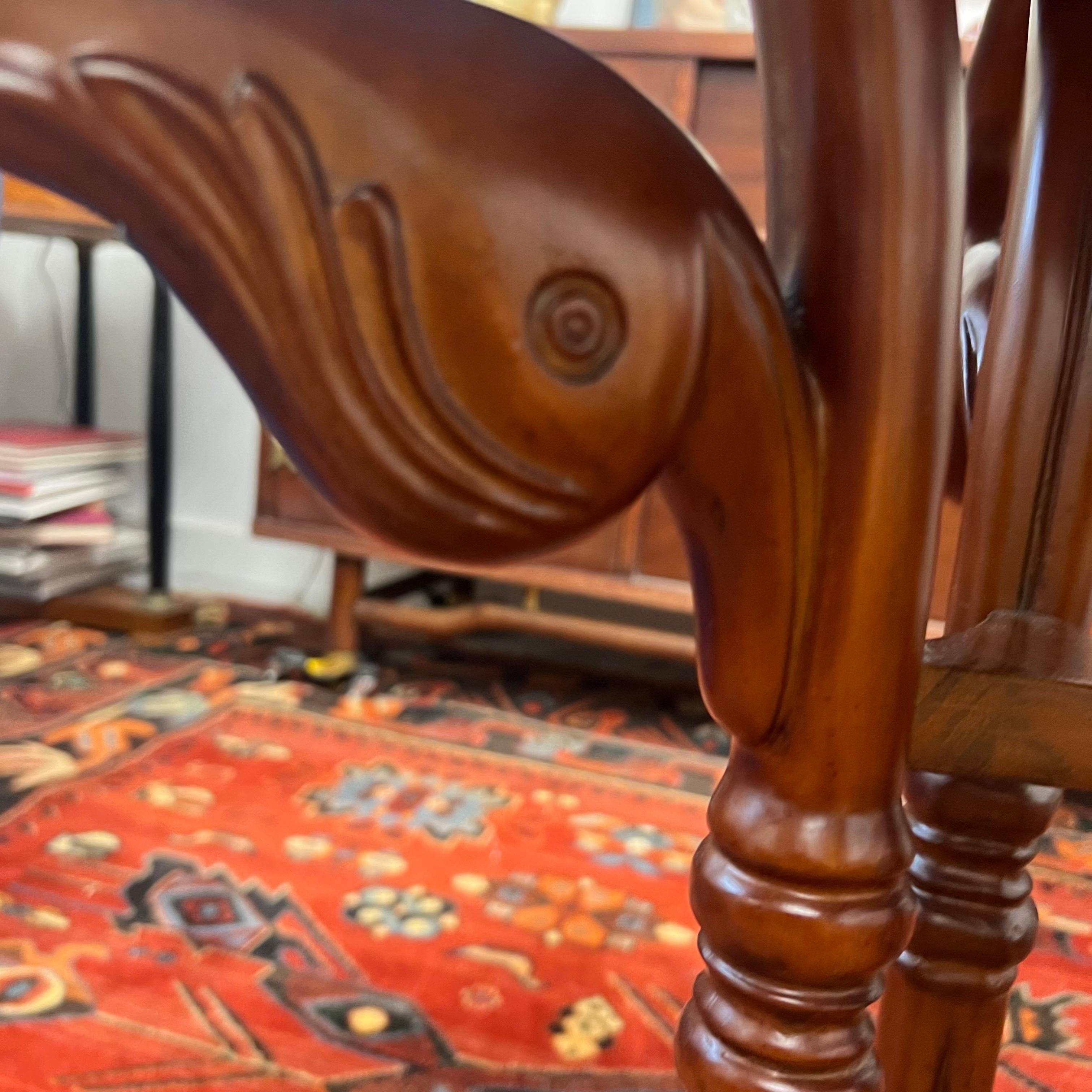 Table d'appoint guéridon de style Directoire avec plateau circulaire en cerisier de haute qualité. La table comporte trois pieds magnifiquement sculptés reposant sur une base incurvée et ornée de gracieuses têtes de cygne. Cette table élégante et