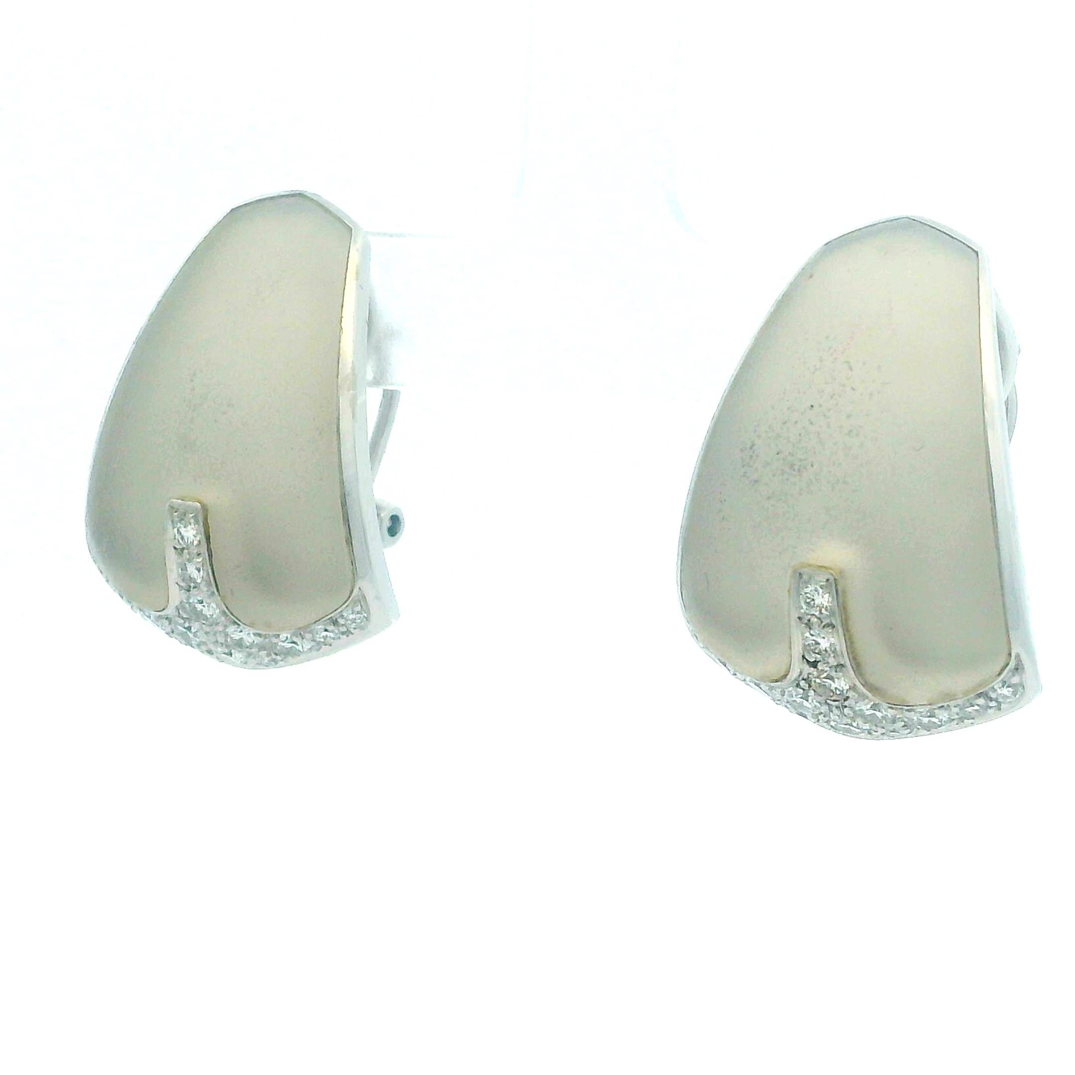 Orecchini a clip in oro bianco 18 carati con cristalli smerigliati e diamanti, anni '80. in vendita 5