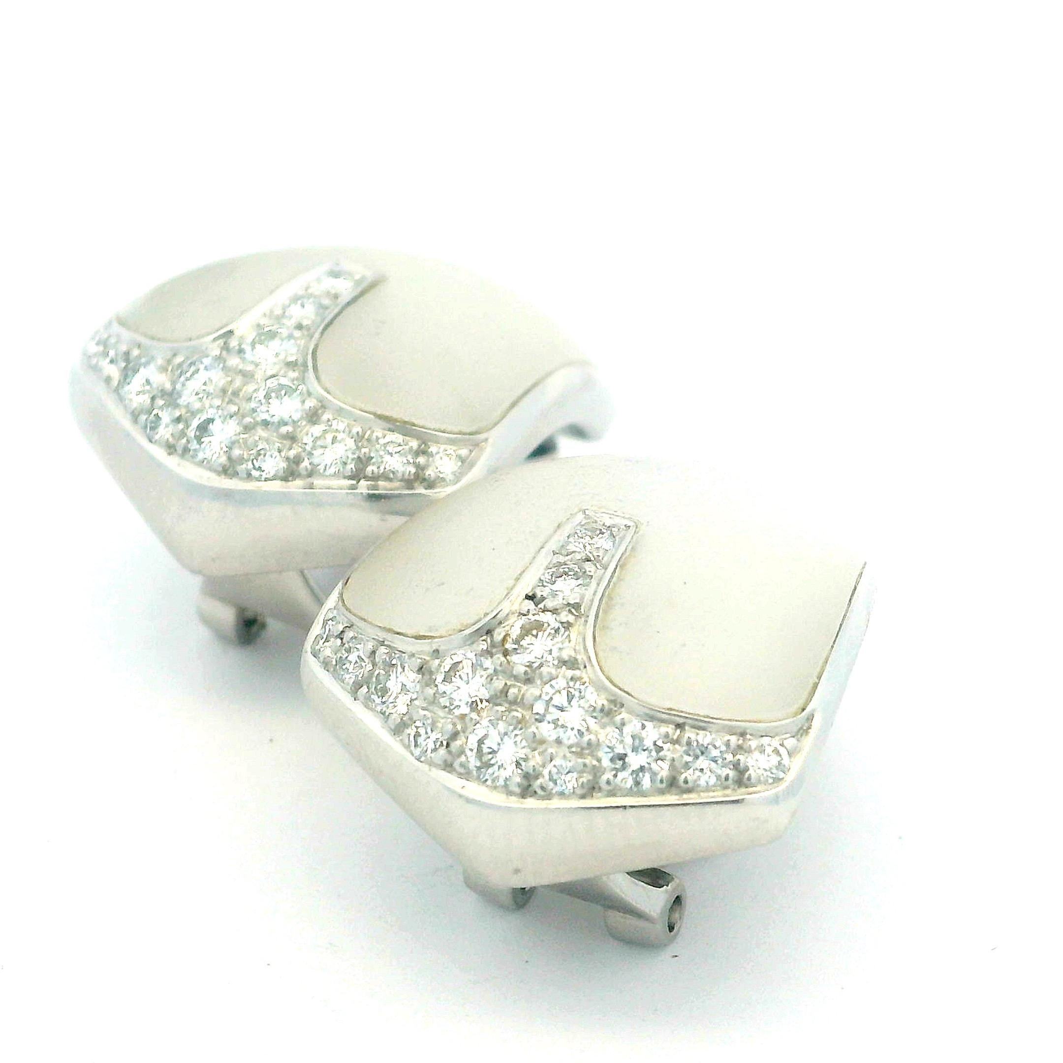 Orecchini a clip in oro bianco 18 carati con cristalli smerigliati e diamanti, anni '80. in vendita 6