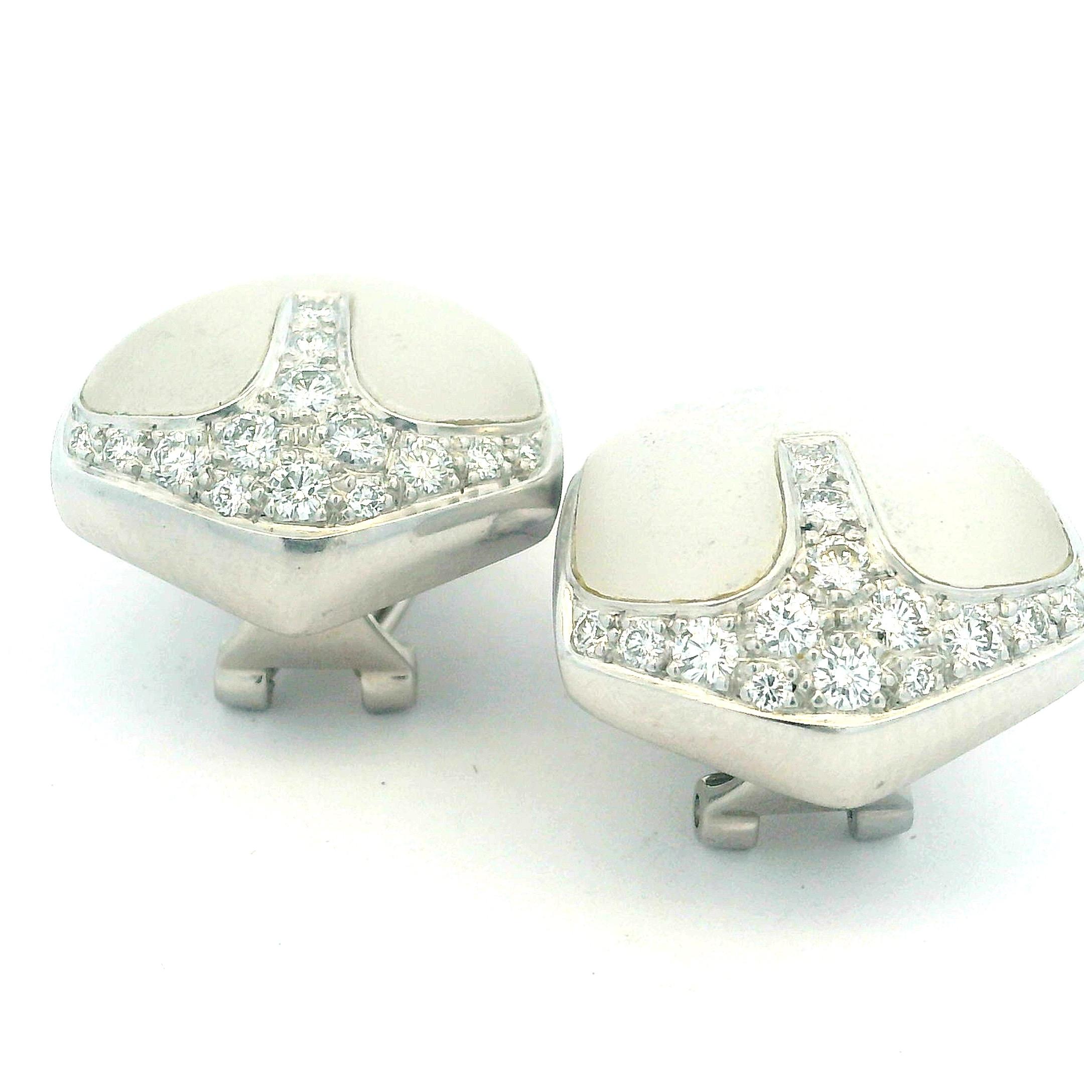 Orecchini a clip in oro bianco 18 carati con cristalli smerigliati e diamanti, anni '80. in vendita 7